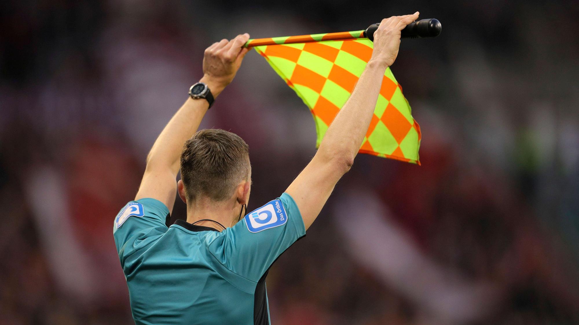 Symbolfoto : der Linienrichter Fussball 1. Bundesliga , 29. Spieltag am Soa. 11.04.2026 FC St. Pauli - FC Bayern München *** Symbol photo of the linesmen Soccer 1 Bundesliga , 29 Matchday on Soa 11 04 2026 FC St Pauli FC Bayern München