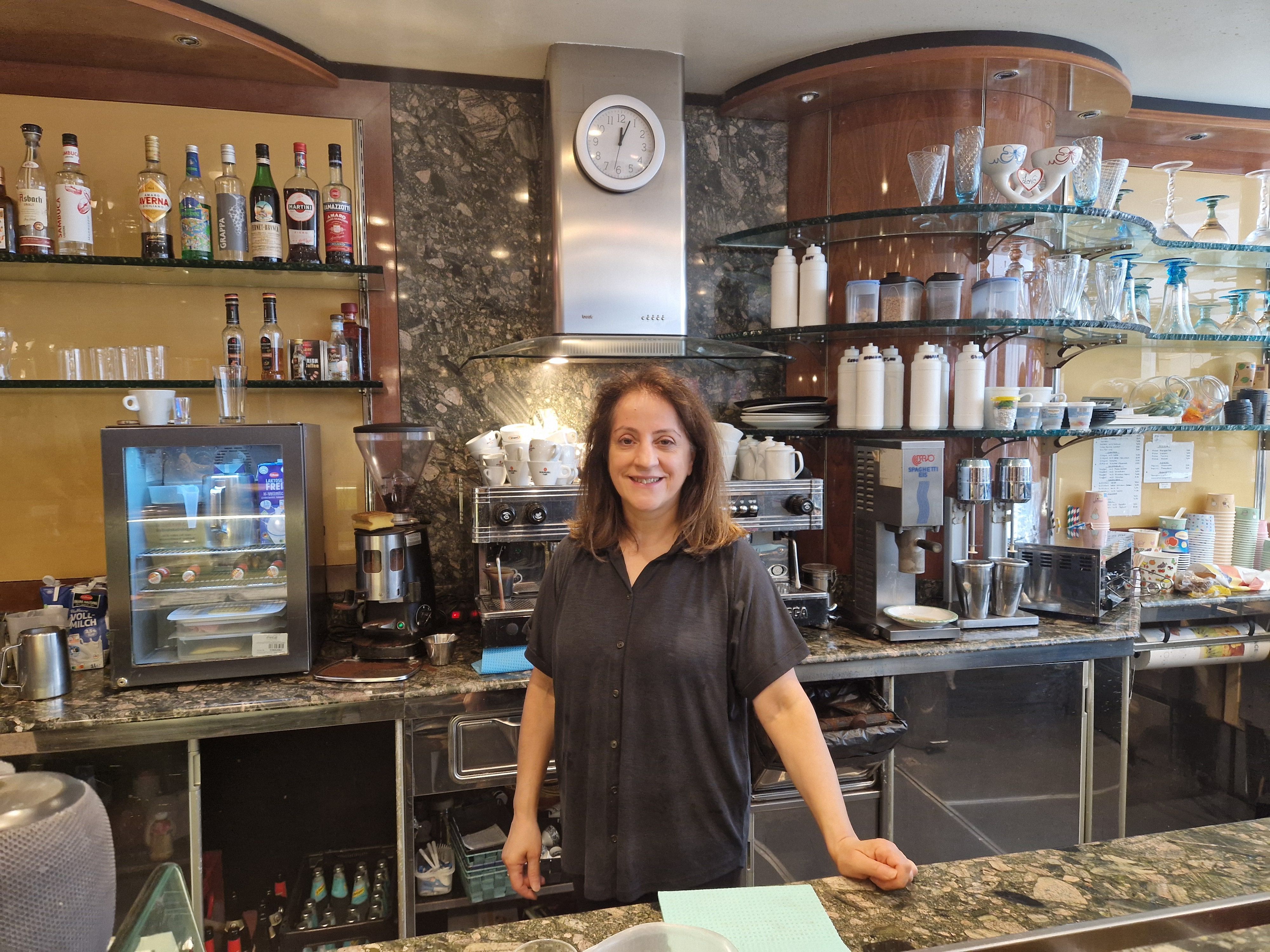 Güler Bali (61) arbeitet in einem Café in der Galerie, direkt neben dem Wiener Platz