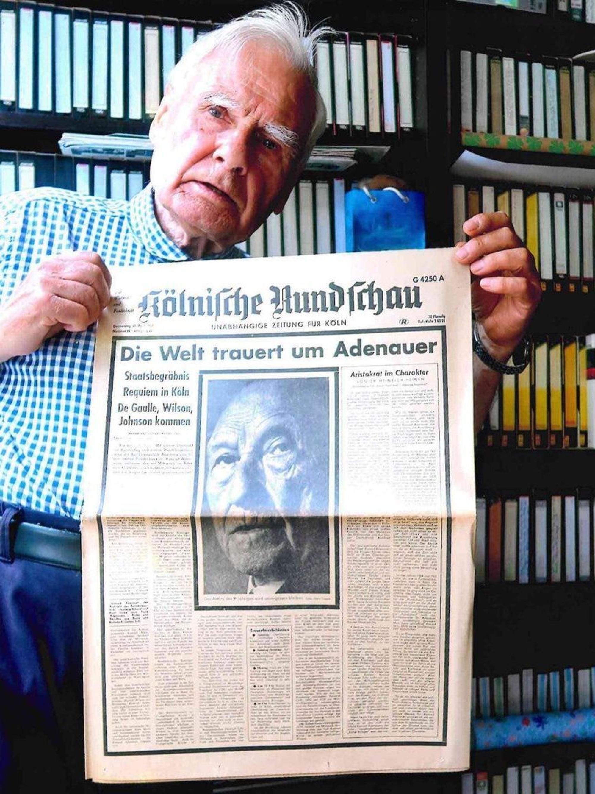 Friedrich Ledermann mit der Titelseite der Kölnischen Rundschau zum Tod von Konrad Adenauer