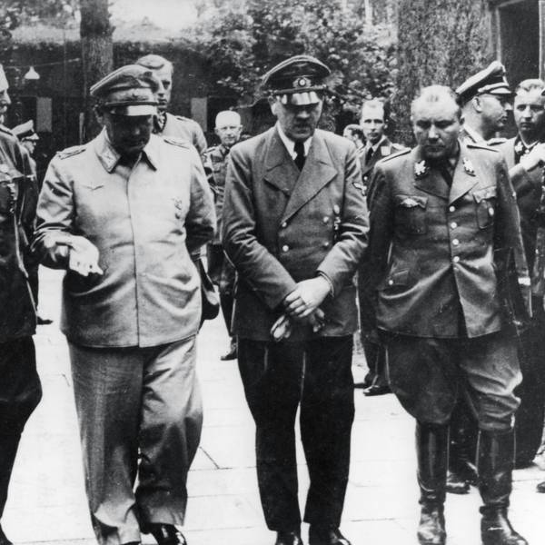 Adolf Hitler mit Hermann Göring, Wilhelm Keitel und Martin Bormann im Juli 1944. Das Foto entstand wenige Tage nach dem gescheiterten Attentat vom 20. Juli 1944.