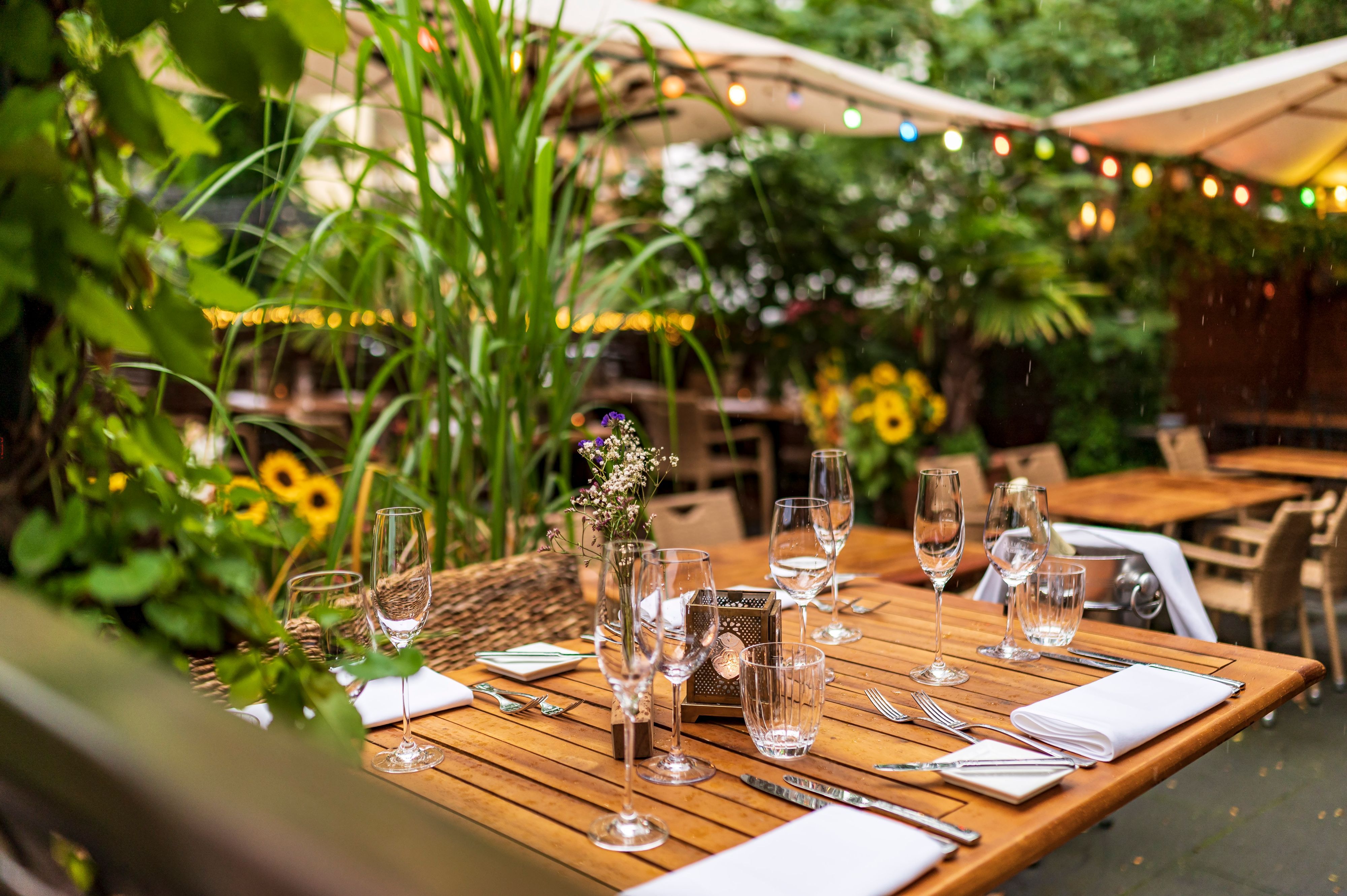 Gedeckter Tisch auf der Terrasse des Restaurants Maison Blue. (Archivbild)