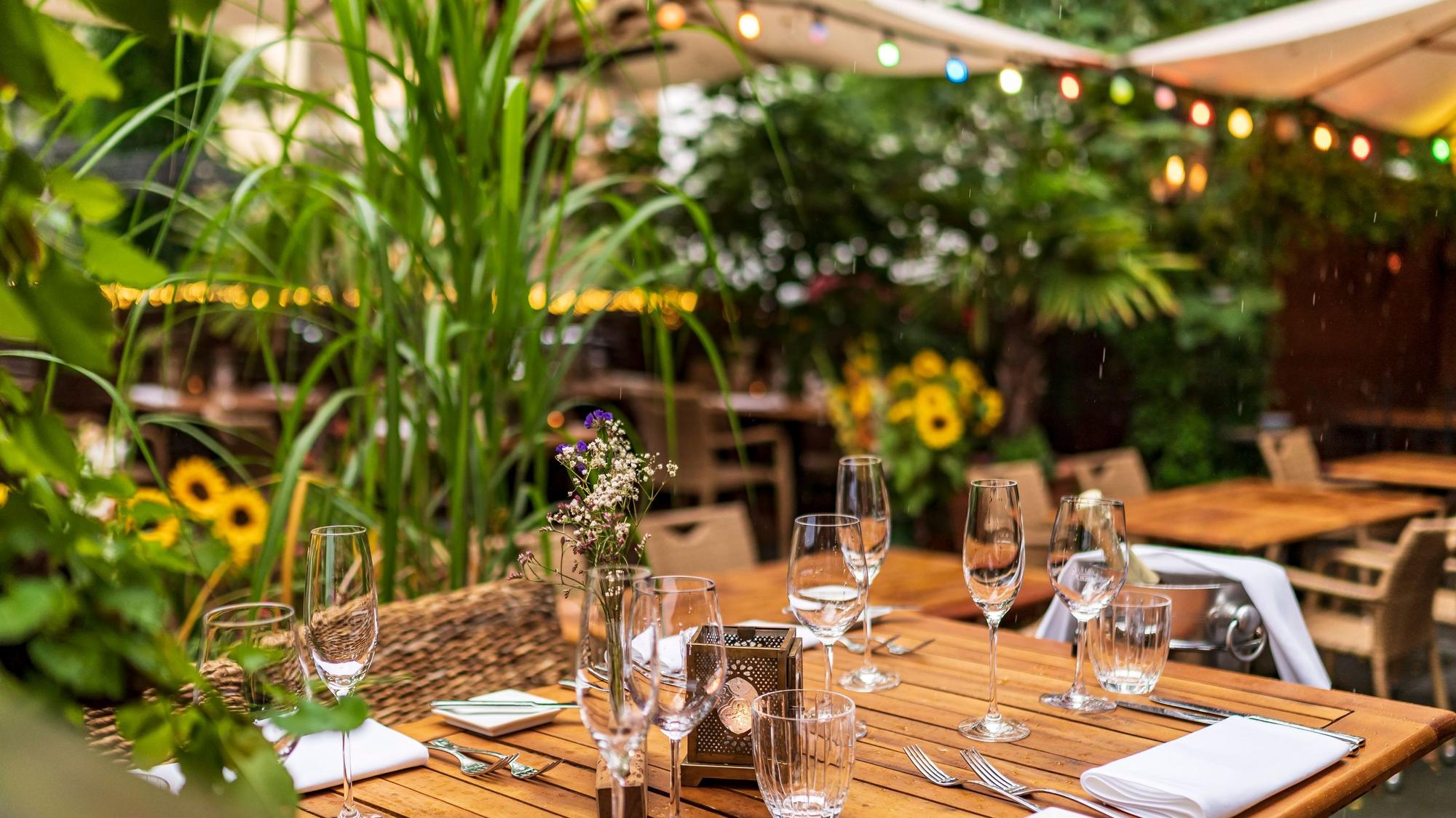 Gedeckter Tisch auf der Terrasse des Restaurants Maison Blue. (Archivbild)