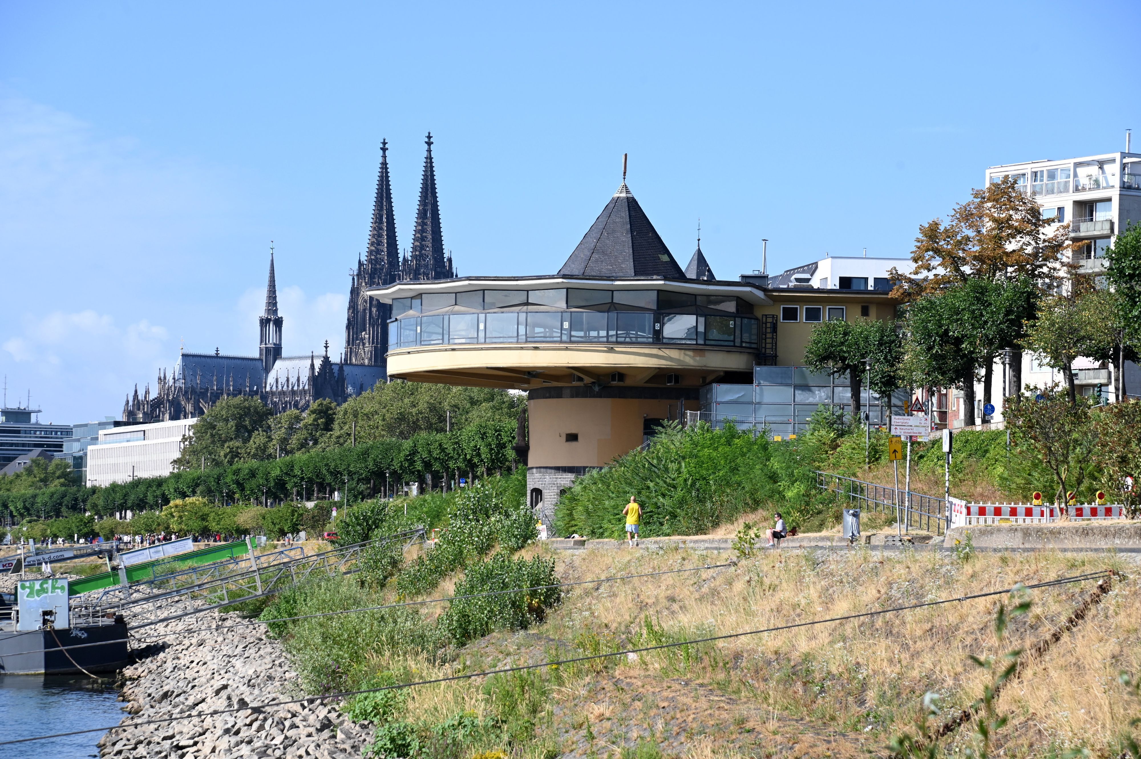 Die Bastei am Konrad-Adenauer-Ufer direkt am Rheinufer.