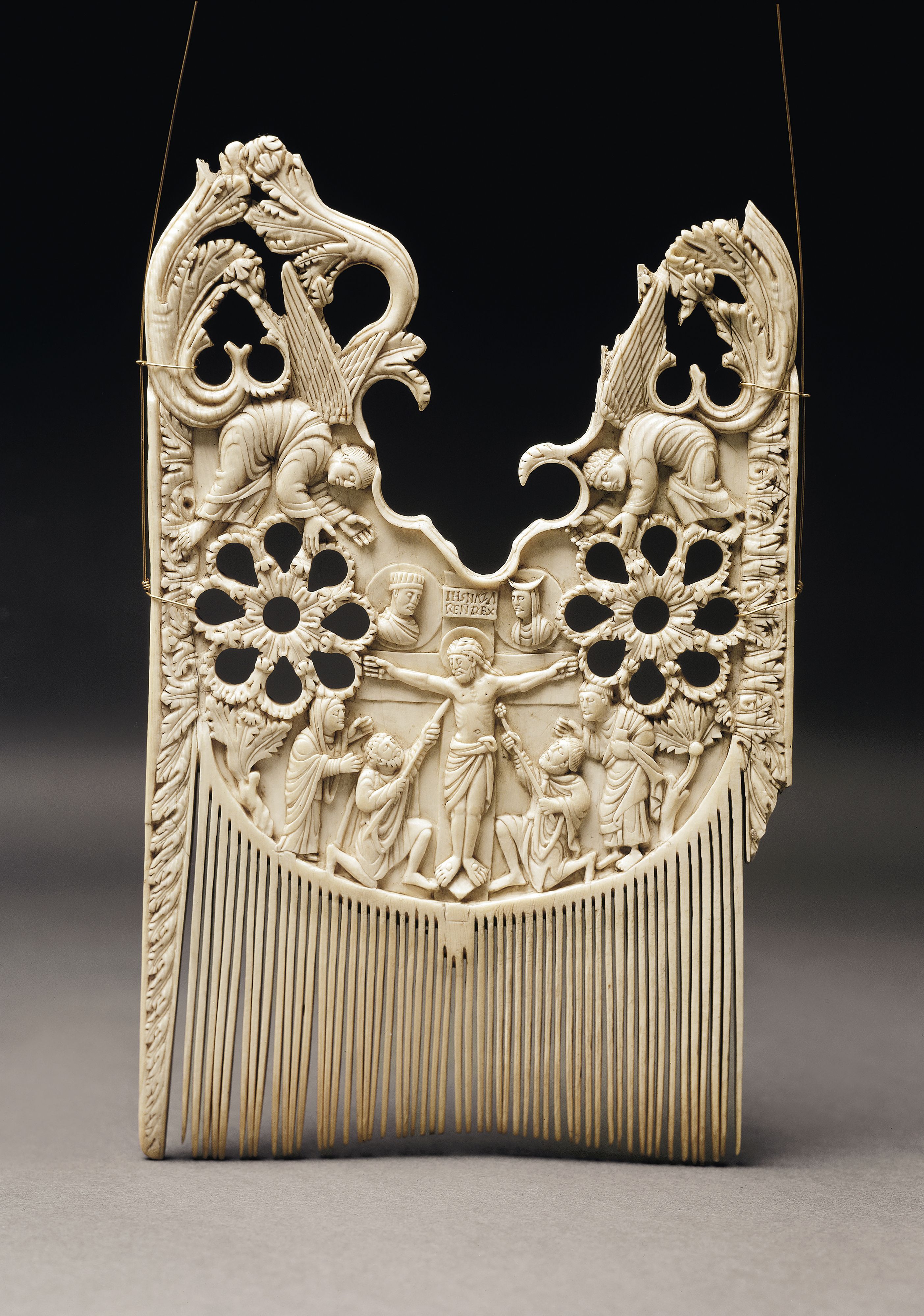 Der sogenannte Kamm des Heiligen Heribert, Metz, 851/900, Relief & Kamm, Angewandte Kunst & Skulptur, Elfenbein, 19,5 x 12,3 cm;
