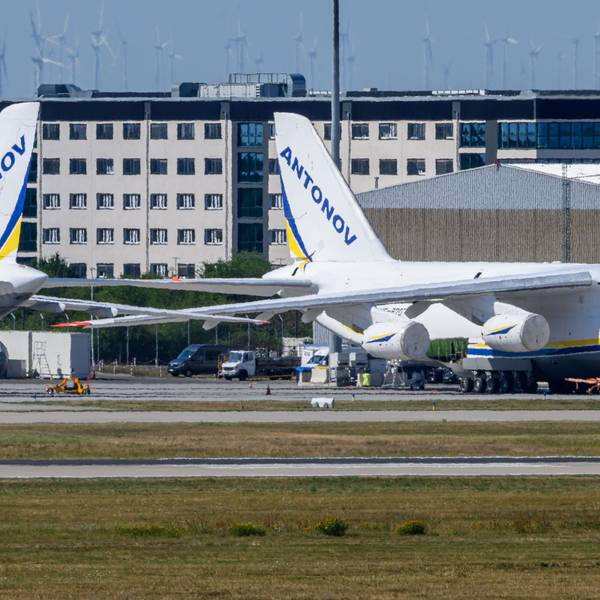 06.08.2026, Sachsen, Schkeuditz: Ukrainische Antonov parken am Flughafen Leipzig/Halle hinter einem Zaun auf dem Flughafengelände. Nach dem Drohnenvorfall in der Nacht zum Mittwoch laufen die Ermittlungen. Die für einen Angriff ausgerüstete Drohne war nach Angaben aus Sicherheitskreisen nahe einer ukrainischen Transportmaschine sichergestellt worden. Die Sicherheitsbehörden sind alarmiert. Foto: Hendrik Schmidt/dpa +++ dpa-Bildfunk +++