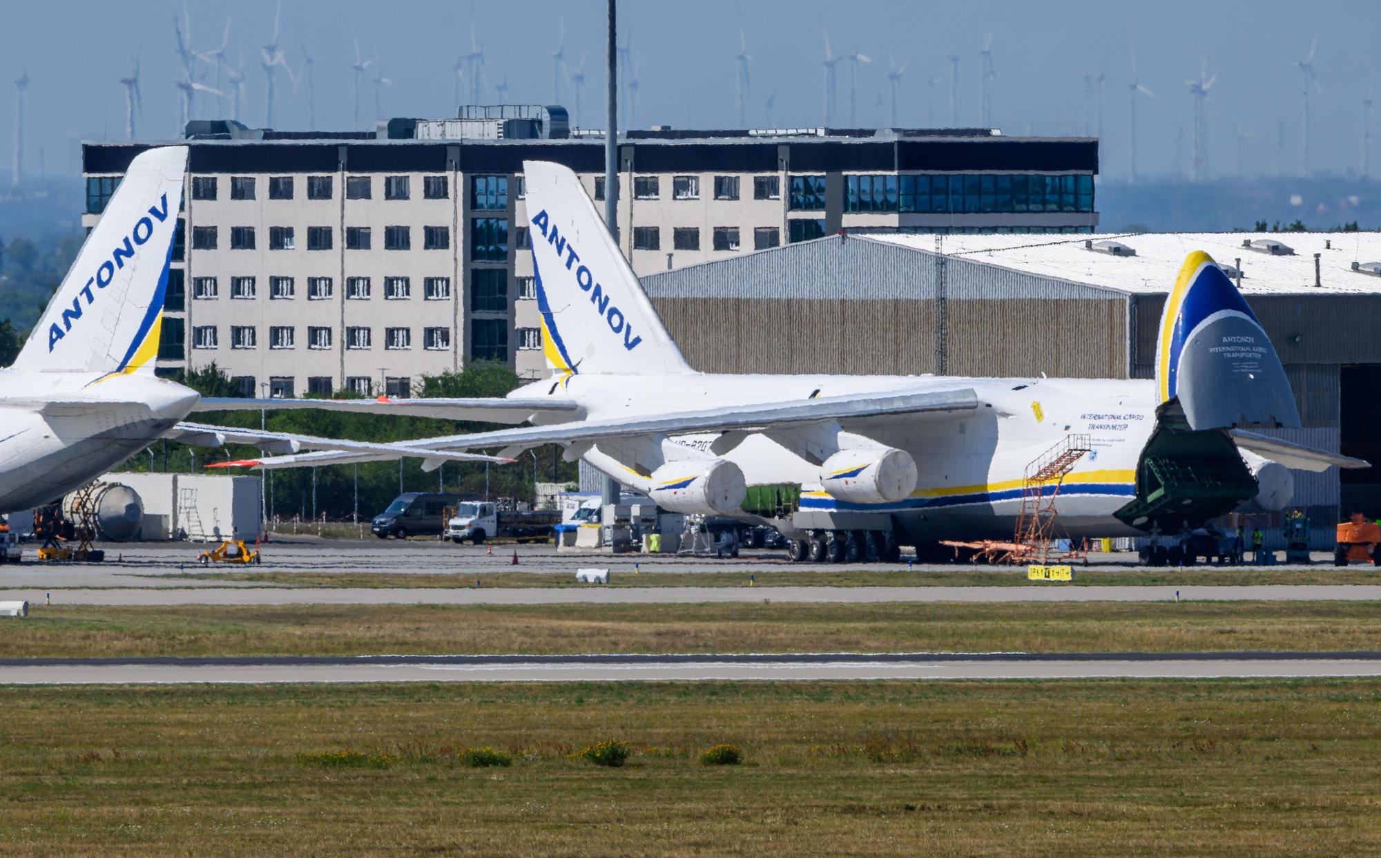 06.08.2026, Sachsen, Schkeuditz: Ukrainische Antonov parken am Flughafen Leipzig/Halle hinter einem Zaun auf dem Flughafengelände. Nach dem Drohnenvorfall in der Nacht zum Mittwoch laufen die Ermittlungen. Die für einen Angriff ausgerüstete Drohne war nach Angaben aus Sicherheitskreisen nahe einer ukrainischen Transportmaschine sichergestellt worden. Die Sicherheitsbehörden sind alarmiert. Foto: Hendrik Schmidt/dpa +++ dpa-Bildfunk +++