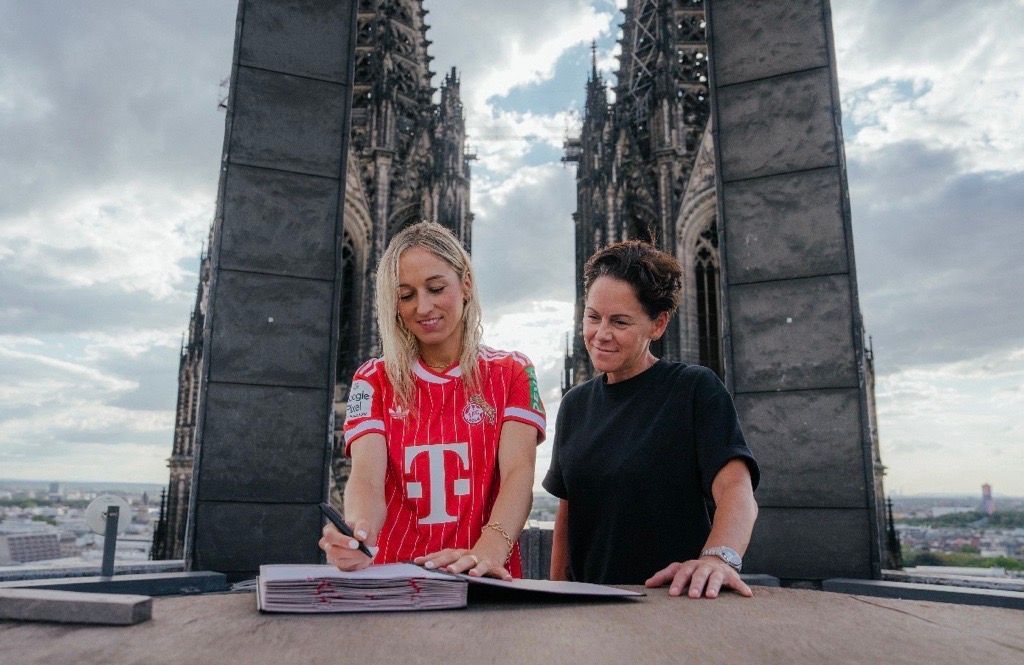 Kathrin Hendrich unterschreibt auf dem Dom beim 1. FC Köln