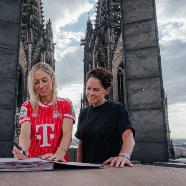 Kathrin Hendrich unterschreibt auf dem Dom beim 1. FC Köln