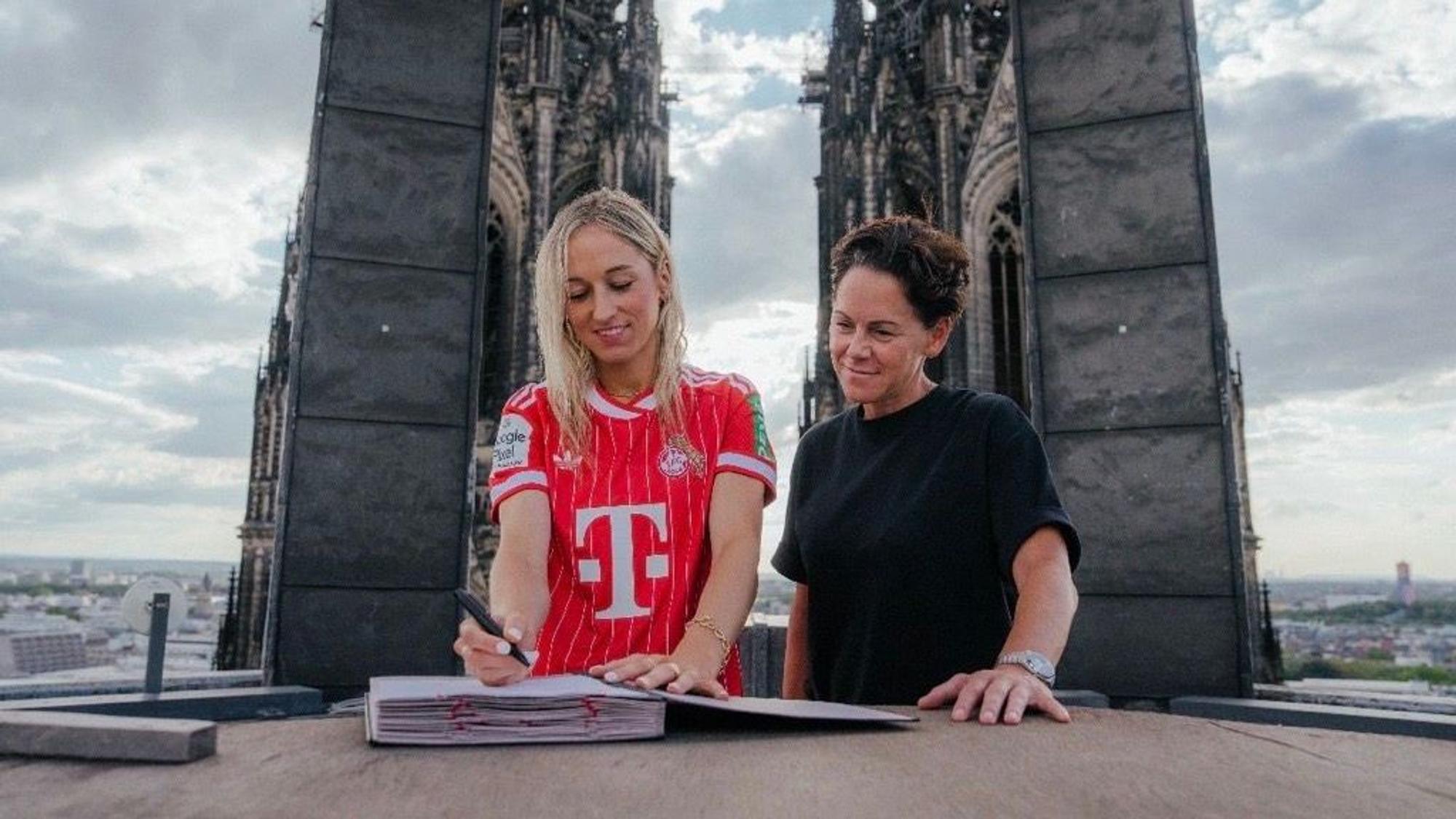 Kathrin Hendrich unterschreibt auf dem Dom beim 1. FC Köln