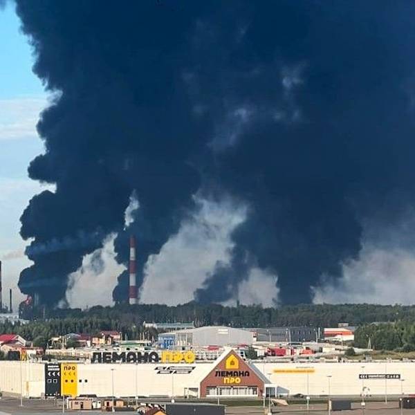 Ein Screenshot aus einem Video soll Rauchsäulen über der Raffinerie im russischen Jaroslawl zeigen.
