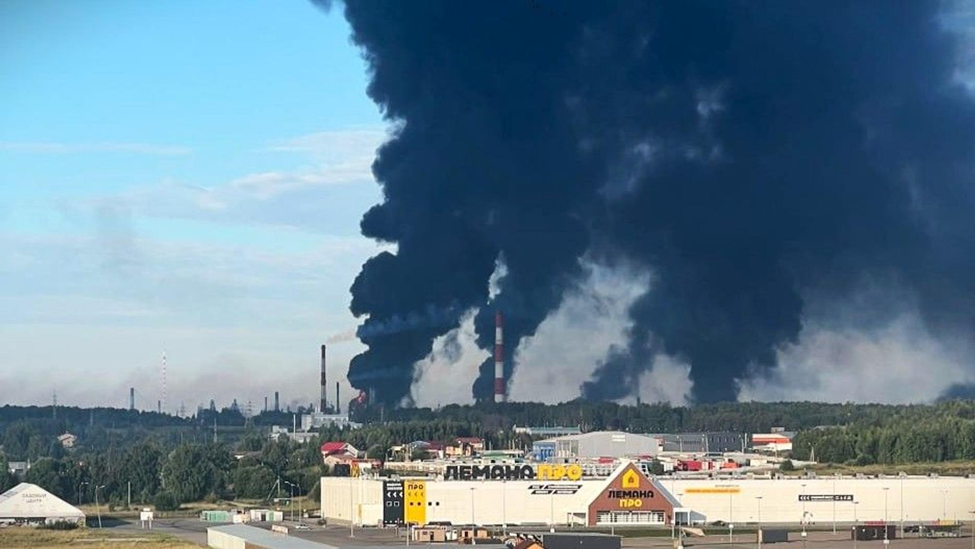 Ein Screenshot aus einem Video soll Rauchsäulen über der Raffinerie im russischen Jaroslawl zeigen.