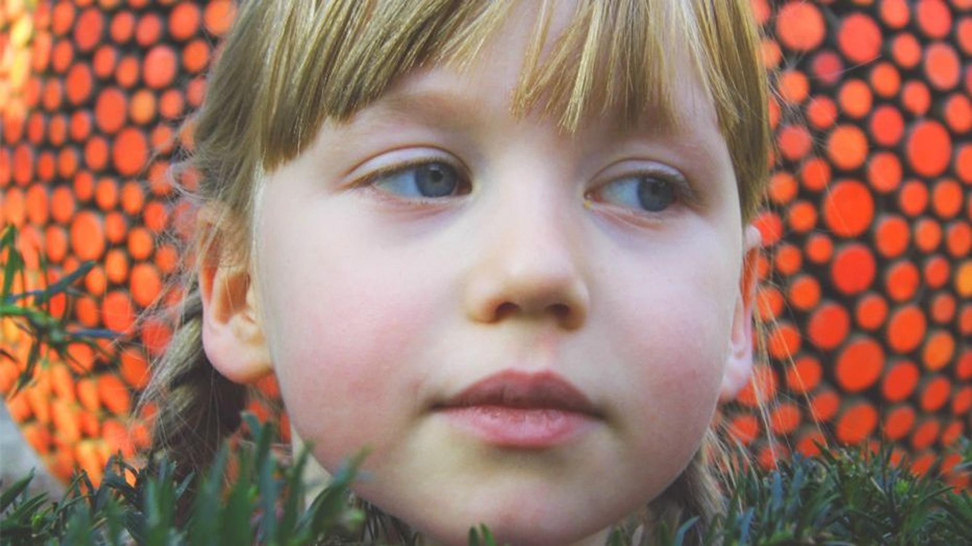 Die damals fünfjährige Inga Gehricke schaut in die Kamera.