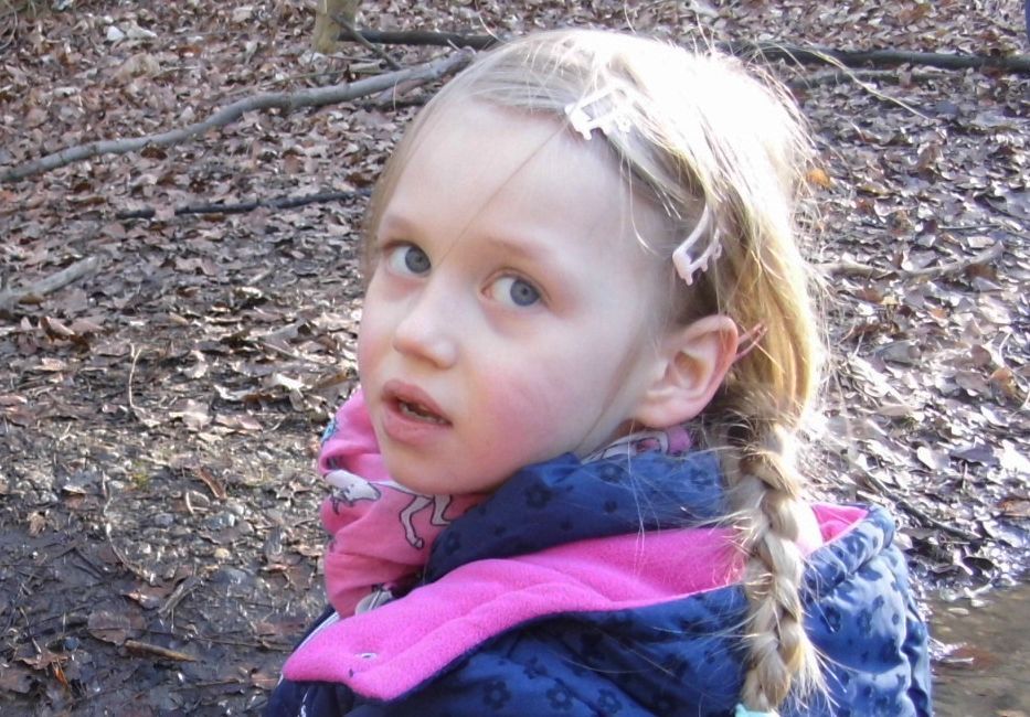 Die damals fünfjährige Inga Gehricke schaut in die Kamera.