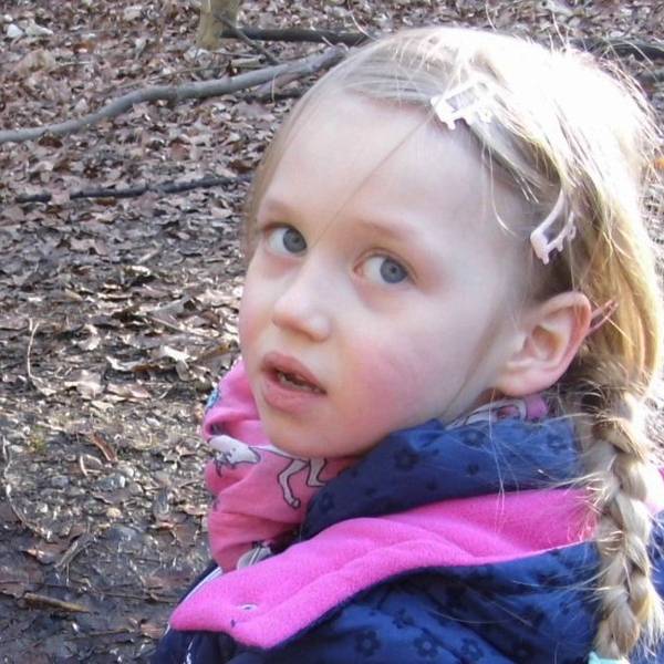 Die damals fünfjährige Inga Gehricke schaut in die Kamera.