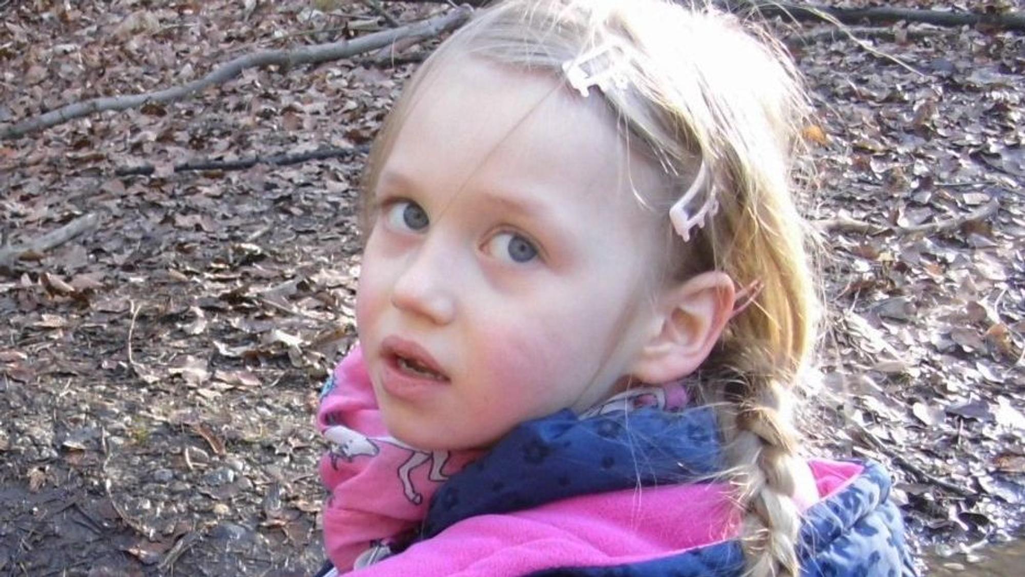 Die damals fünfjährige Inga Gehricke schaut in die Kamera.