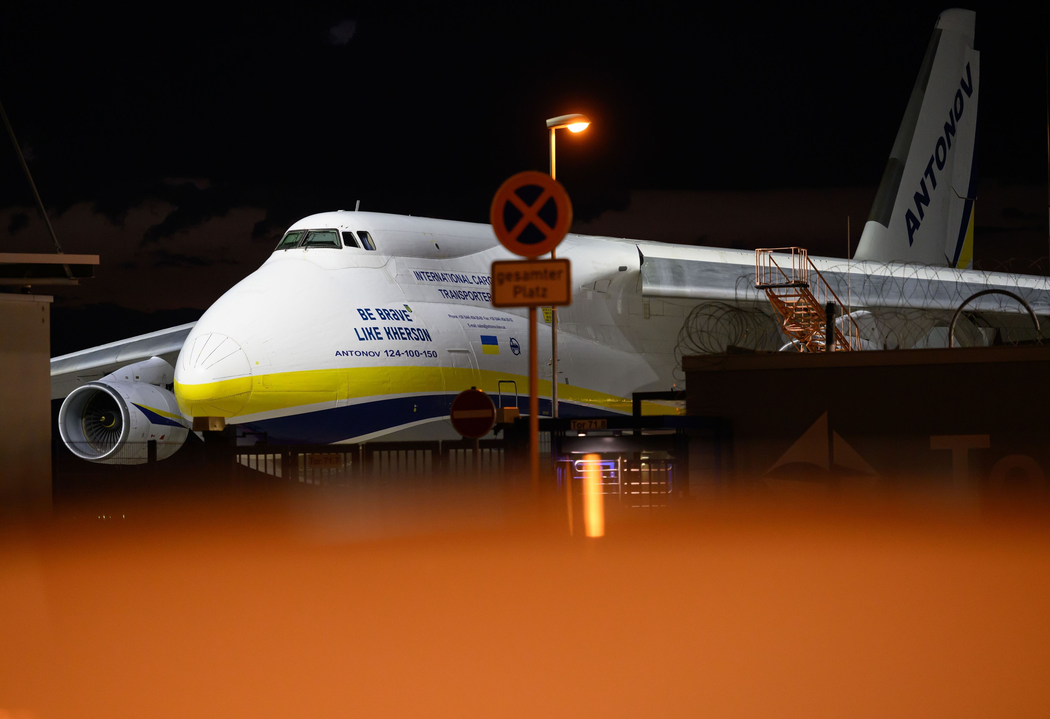 Neben dieser ukrainischen Frachtmaschine vom Typ Antonow AN-124 wurde in Leipzig eine Drohne mit Sprengsatz gefunden. (Archivbild)