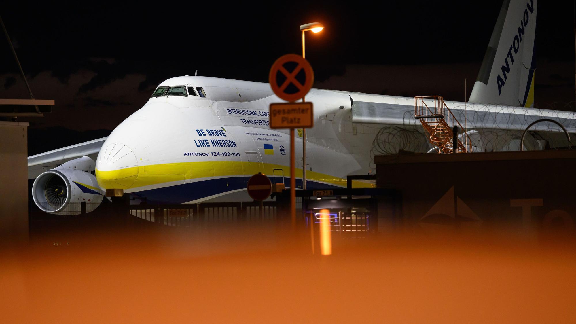 Neben dieser ukrainischen Frachtmaschine vom Typ Antonow AN-124 wurde in Leipzig eine Drohne mit Sprengsatz gefunden. (Archivbild)