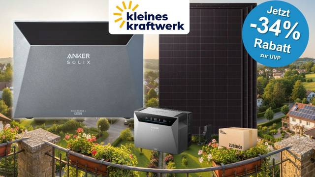 Das Kleines Kraftwerk Quattro XL Balkonkraftwerk-Bundle mit Anker SOLIX Solarbank 4 Pro, Hochleistungs-Solarmodulen und Zubehörpaket, aufgebaut auf einem sommerlichen Balkon mit Stadt im Hintergrund und blauem Himmel.