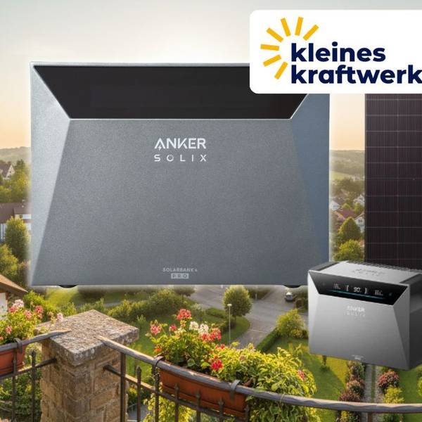 Das Kleines Kraftwerk Quattro XL Balkonkraftwerk-Bundle mit Anker SOLIX Solarbank 4 Pro, Hochleistungs-Solarmodulen und Zubehörpaket, aufgebaut auf einem sommerlichen Balkon mit Stadt im Hintergrund und blauem Himmel.