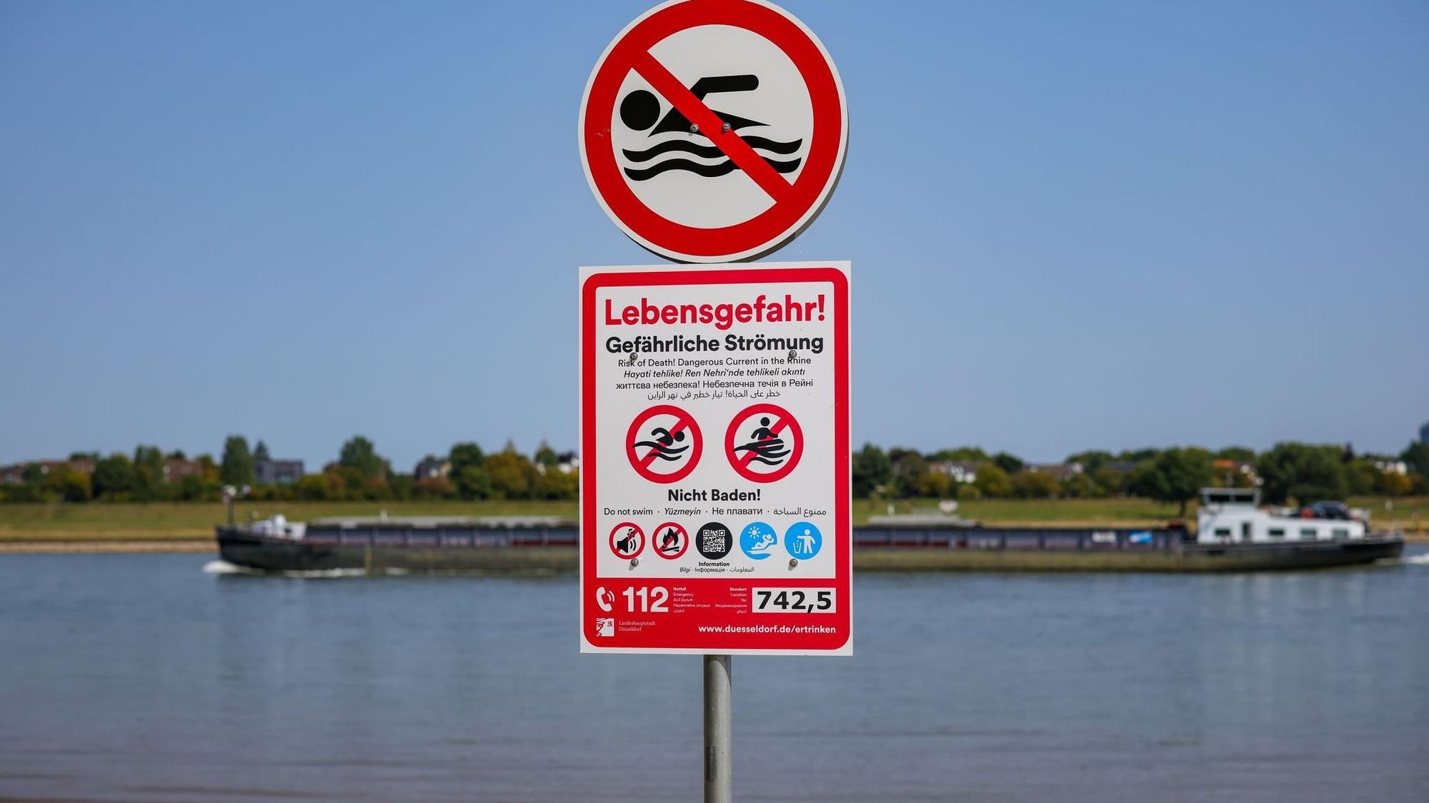 Warnhinweise am Rheinufer