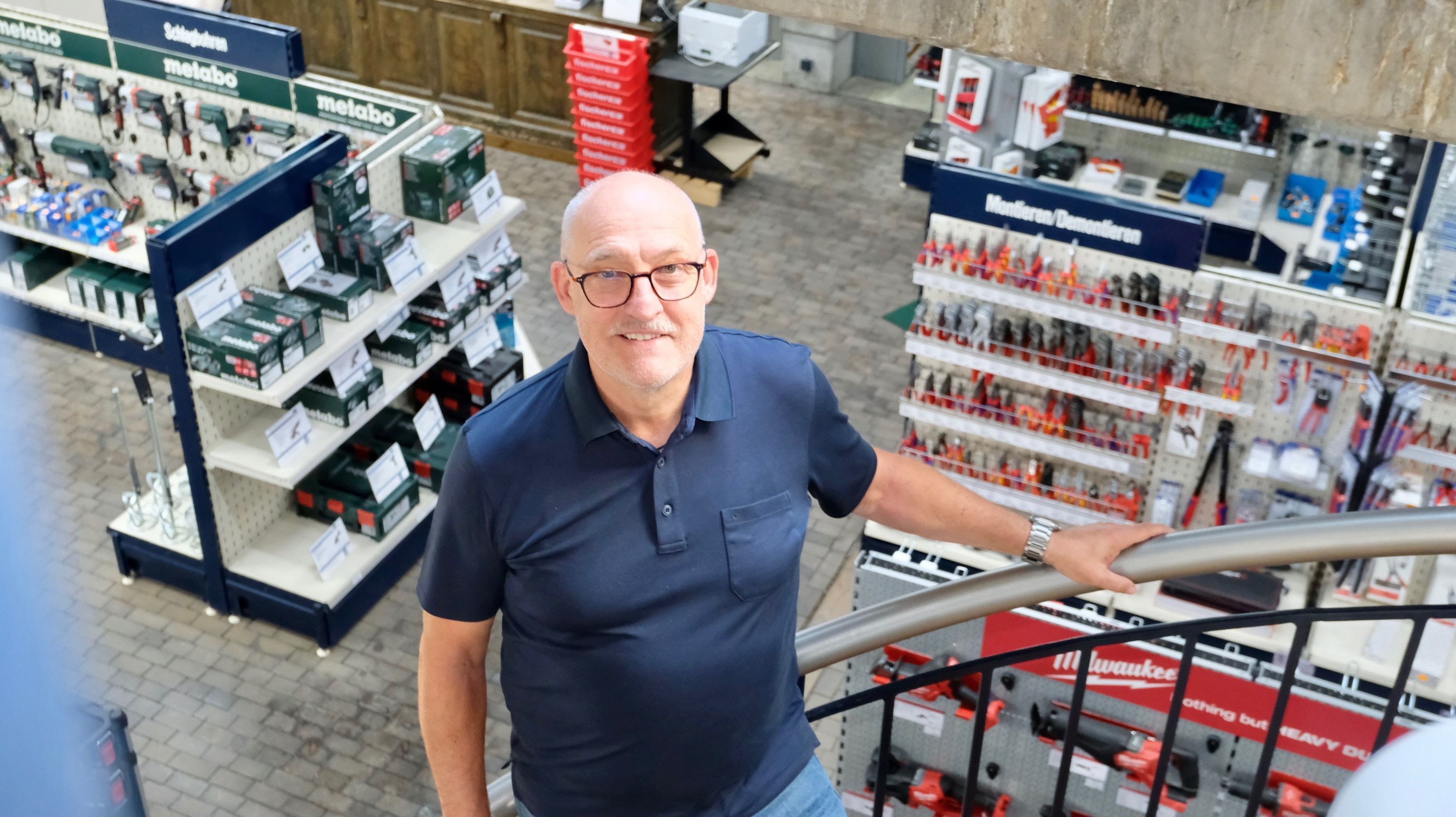 Stefan Schmitz auf der Treppe von der Büroetage zu den Verkaufsräumen.