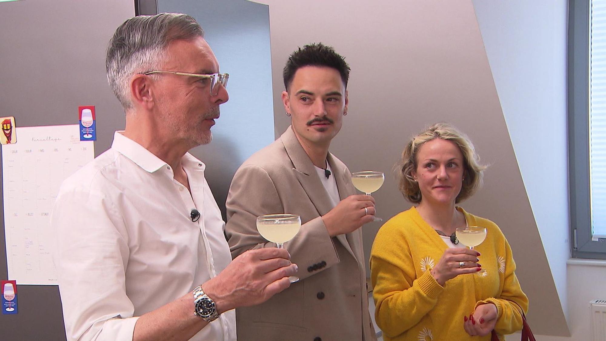 Tobi (links) findet: Drinks mixen kann Frederik. (Bild: RTL)