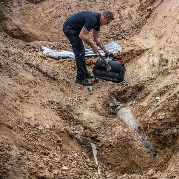 In Leichlingen legte ein Baggerfahrer in einer Baugrube eine amerikanische 250-Kilogramm-Bombe frei. Bild: Ralf Krieger