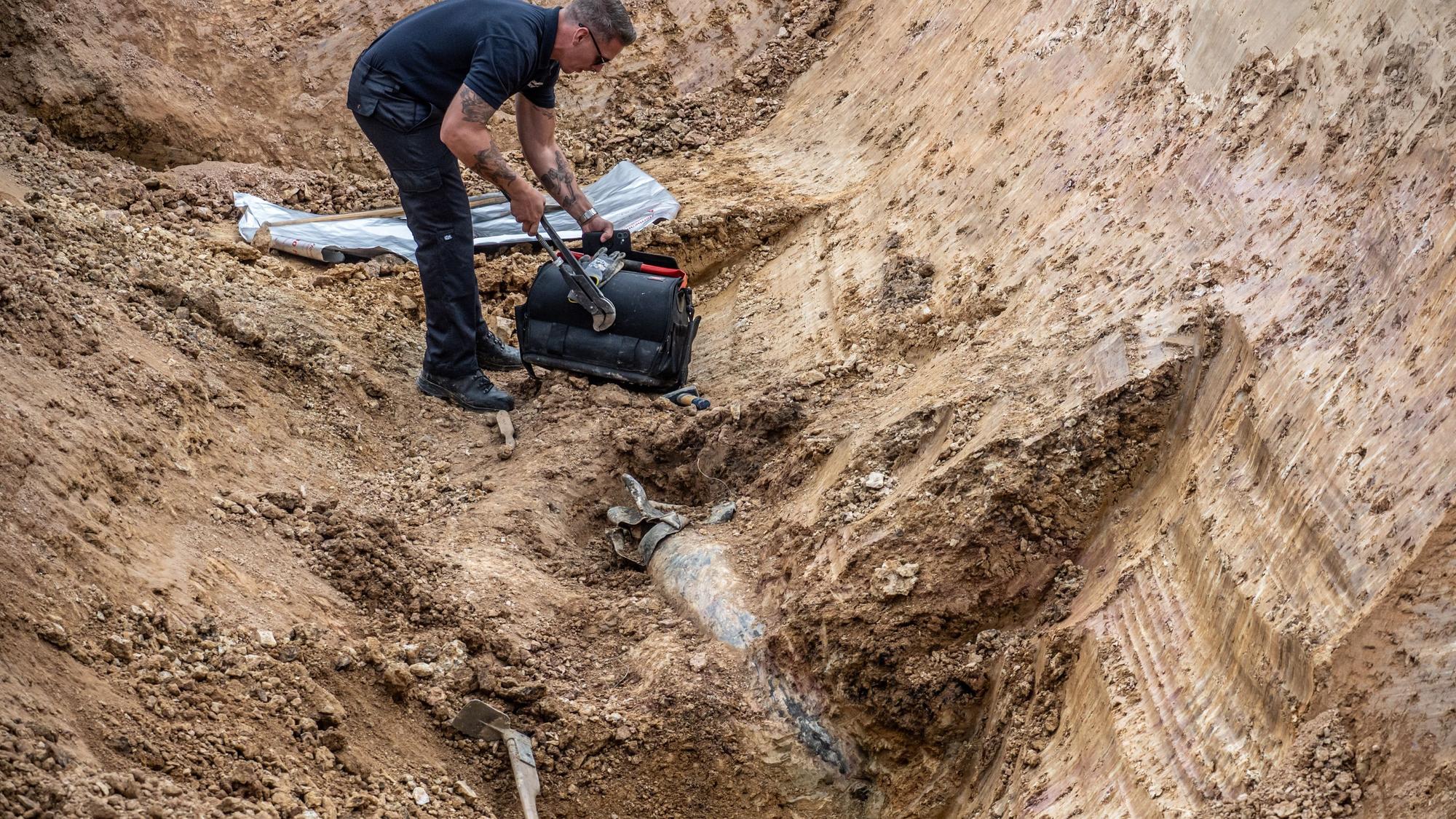In Leichlingen legte ein Baggerfahrer in einer Baugrube eine amerikanische 250-Kilogramm-Bombe frei. Bild: Ralf Krieger