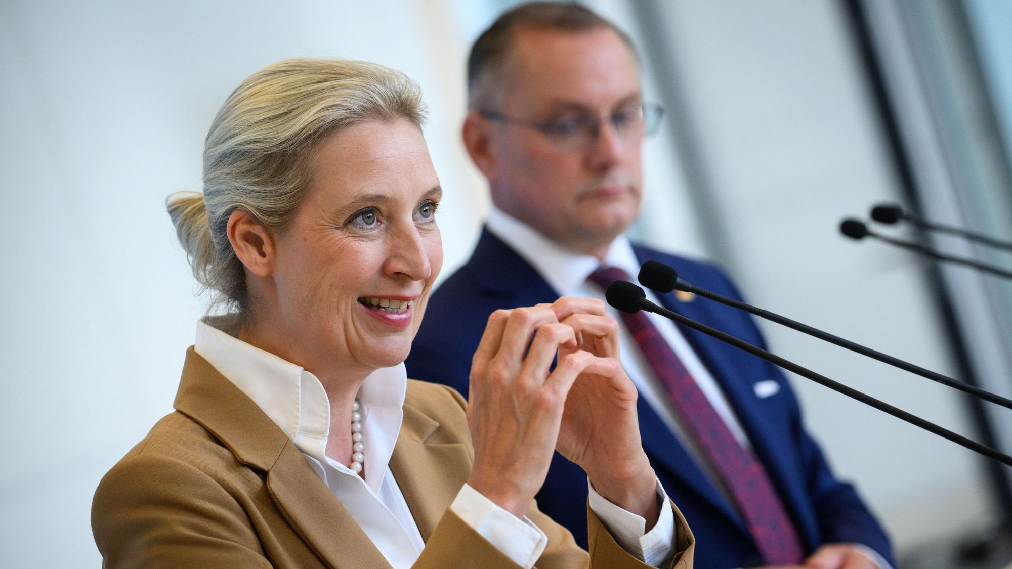 Alice Weidel (l.) und Tino Chrupalla, die Vorsitzenden der AfD-Bundestagsfraktion, bei einer Pressekonferenz. (Archivbild)