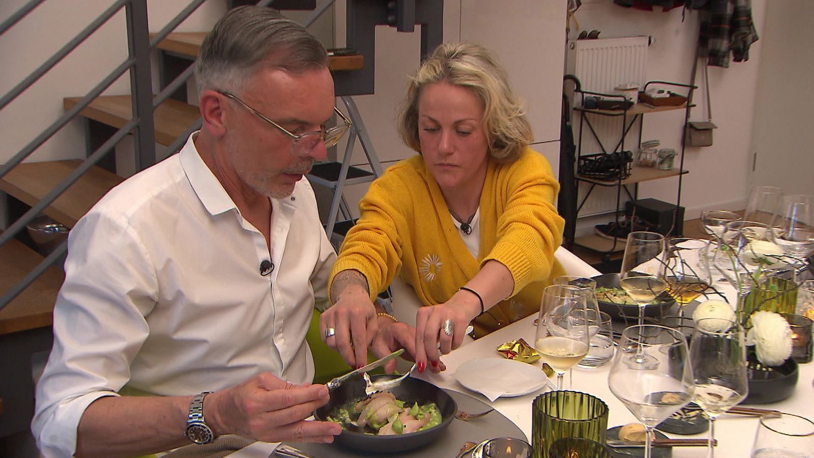 Shirin schmeckt der rohe Fisch nicht - sehr zur Freude von Tobi.
 (Bild: RTL)