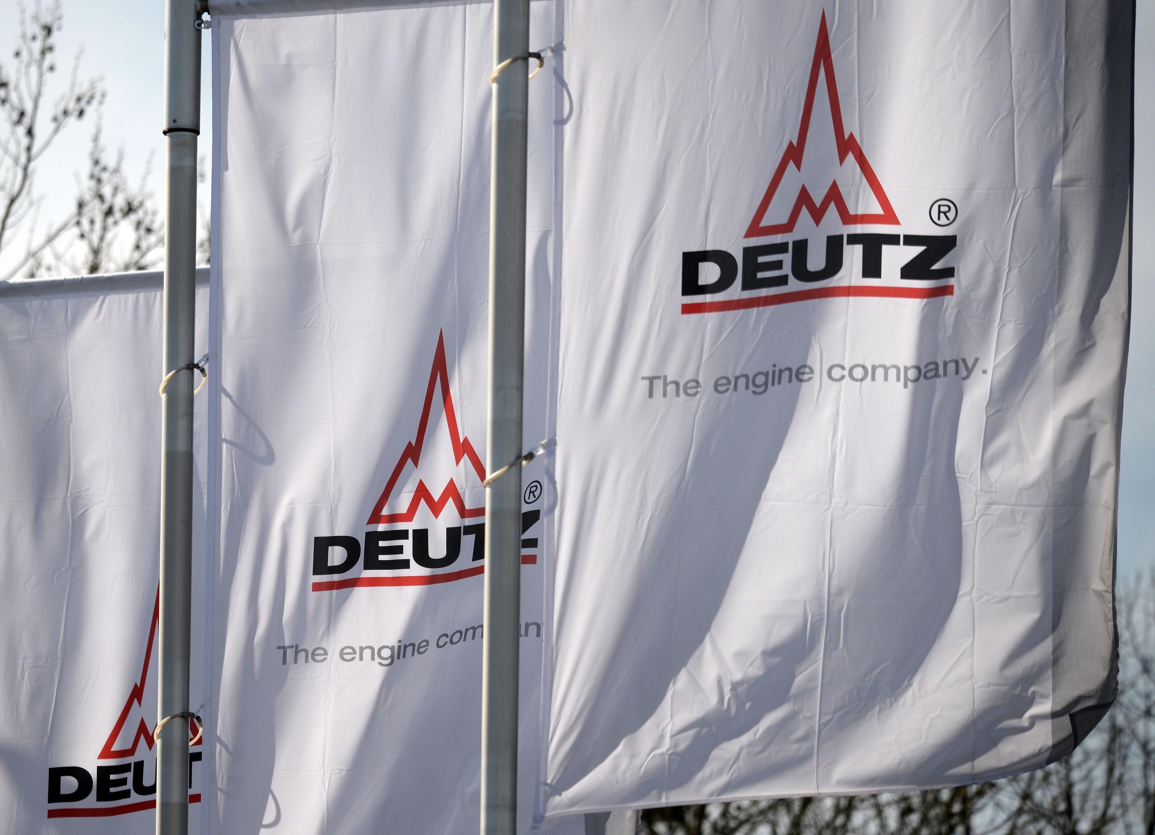 Fahnen wehen am 20.03.2014 in Köln (Nordrhein-Westfalen) vor dem Eingang des Motorenwerkes der Deutz AG.