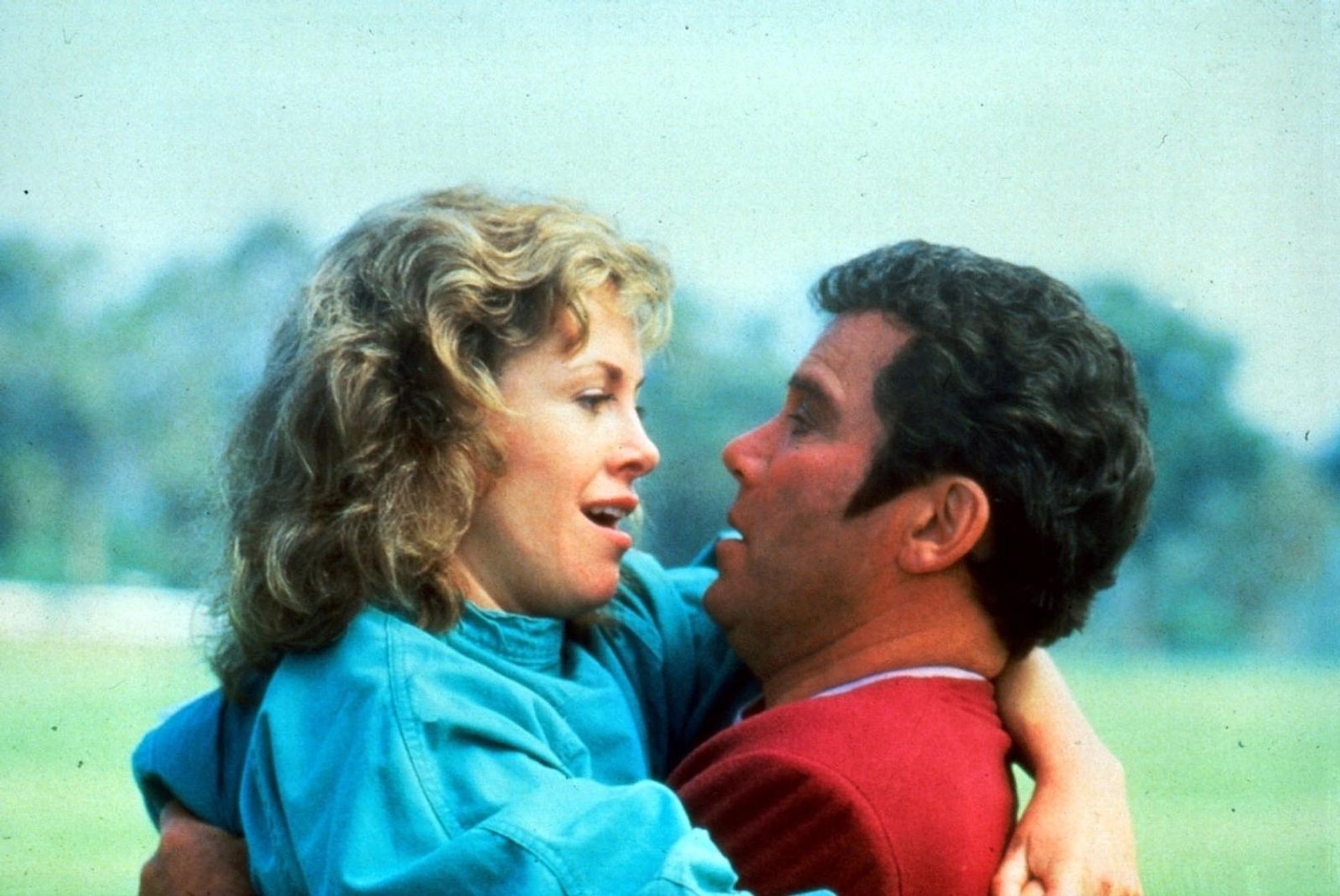 In „Star Trek IV: Zurück in die Gegenwart“ (1986) spielte Catherine Hicks eine Meeresbiologin aus dem 20. Jahrhundert, die das Herz von Captain Kirk (William Shatner) erobert. (Bild: kabel eins / Paramount Pictures)
