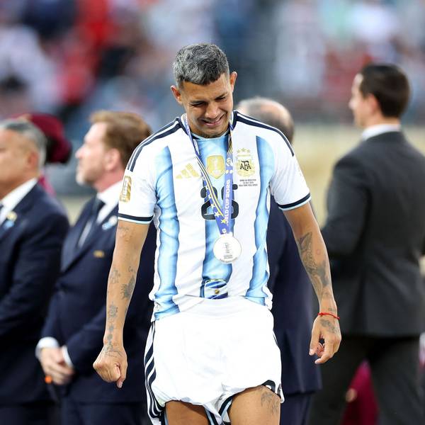 EAST RUTHERFORD, NEW JERSEY - JULY 19: Facundo Medina #25 of Argentina walks past the FIFA World Cup Winner's Trophy at the award ceremony following the FIFA World Cup 2026 Final match between Spain and Argentina at New York New Jersey Stadium on July 19, 2026 in East Rutherford, New Jersey. Dan Mullan/Getty Images/AFP (Photo by Dan Mullan / GETTY IMAGES NORTH AMERICA / Getty Images via AFP)