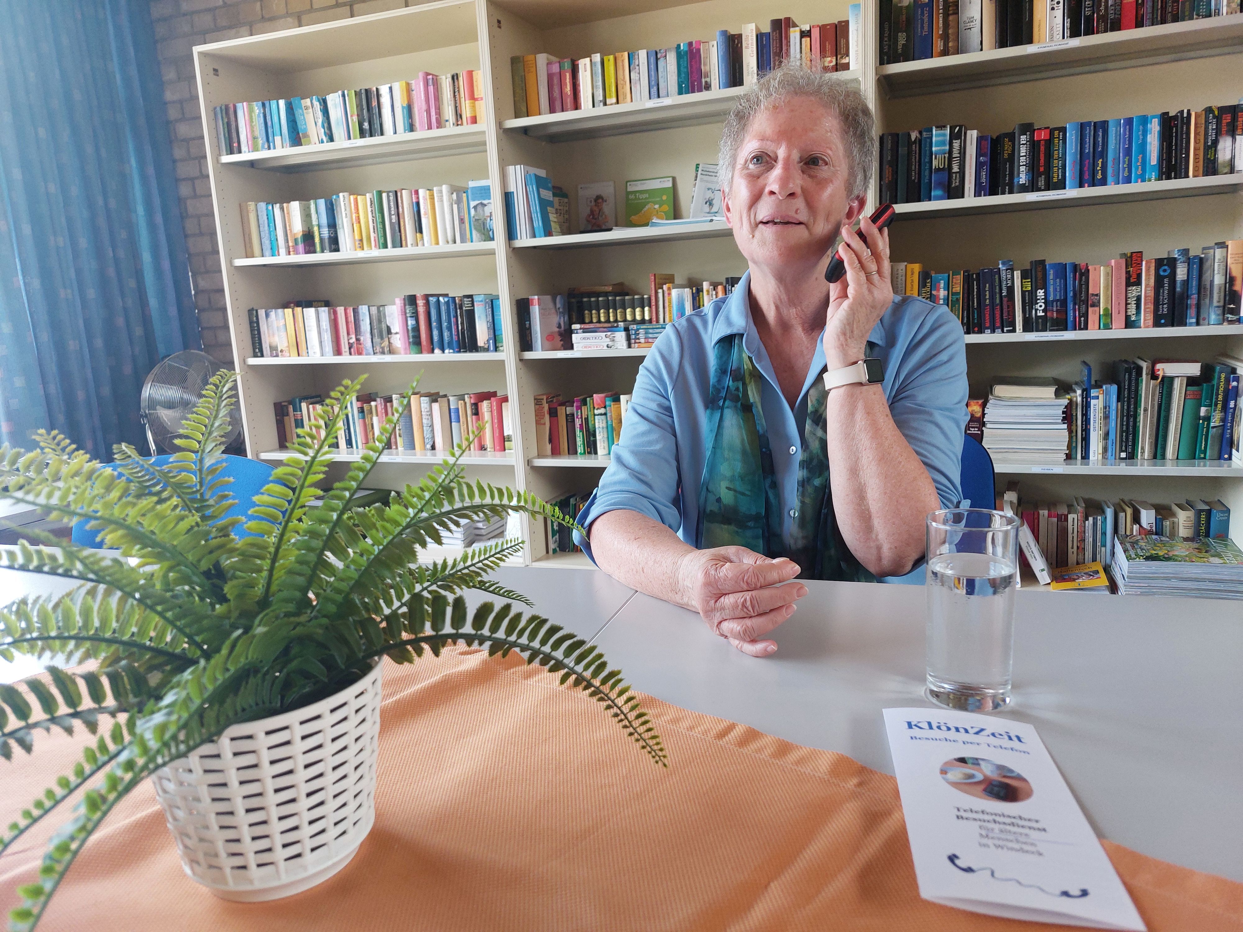 Karin Maisel-Höhne ist Ansprechpartnerin für das neue Angebot „Klönzeit – Besuche per Telefon“ vom Verein Seniorenbüro Windeck.