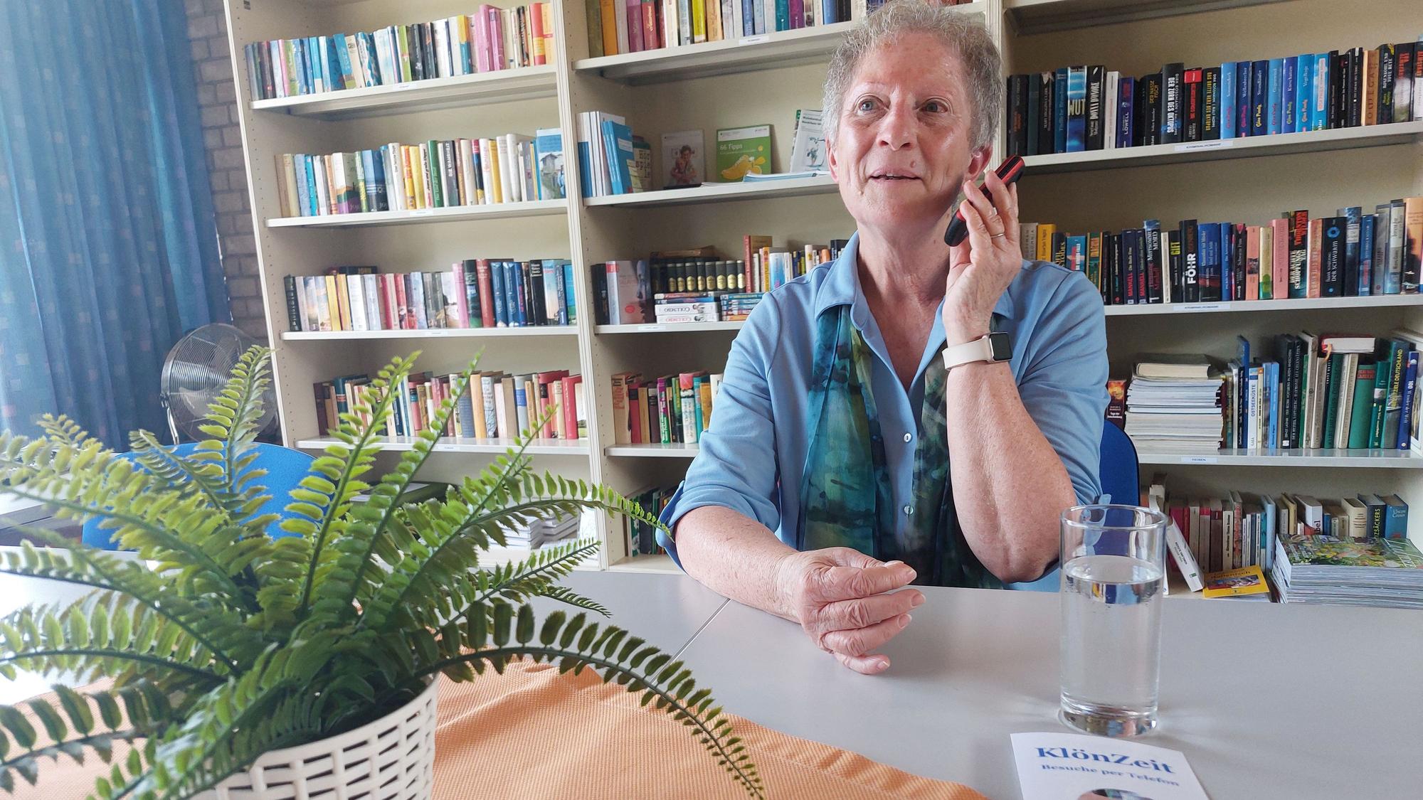 Karin Maisel-Höhne ist Ansprechpartnerin für das neue Angebot „Klönzeit – Besuche per Telefon“ vom Verein Seniorenbüro Windeck.