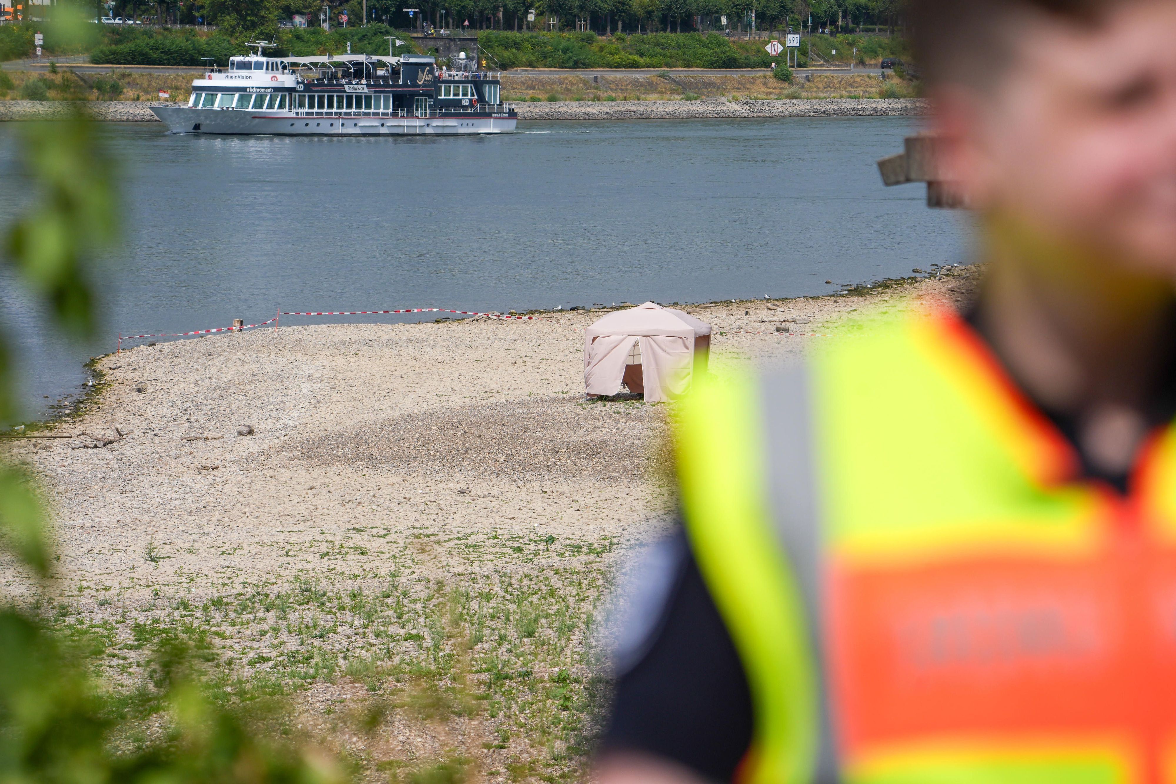 Blick auf einen abgesperrten Bereich am Rhein, in dem eine Bombe entdeckt wurde