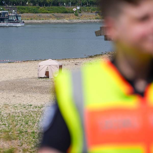 Blick auf einen abgesperrten Bereich am Rhein, in dem eine Bombe entdeckt wurde