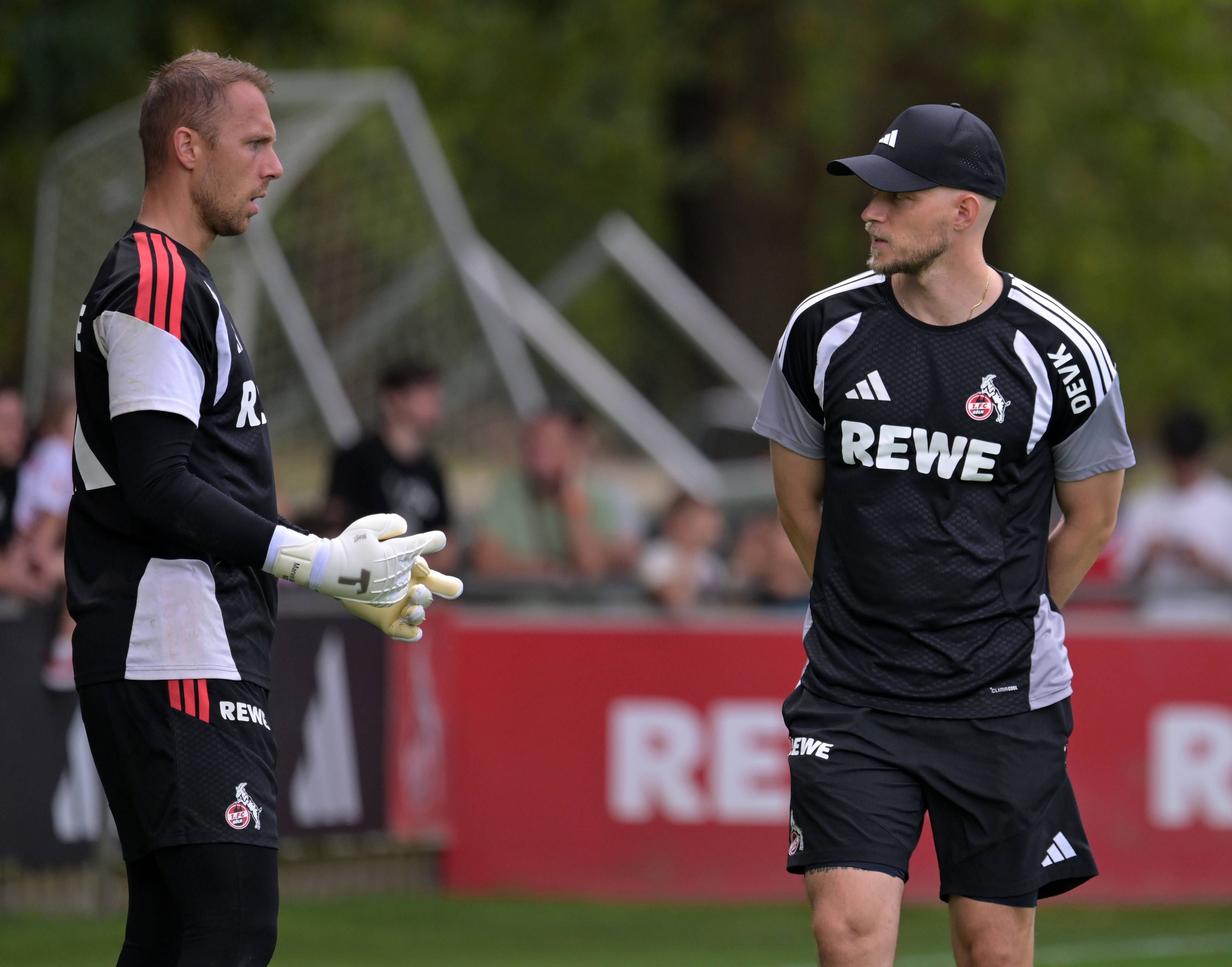 06.08.2026, xophax, Fussball 1.Bundesliga, 1.FC Koeln Training am Geissbockheim des 1.FC Köln. Platz 1.Fans. Marvin Schwäbe  1.FC Köln  , links und Trainer Rene Wagner, rechts  1.FC Köln  Köln *** August 6, 2026, xophax, Soccer, Bundesliga 1, 1. FC Köln Training at the Geissbockheim, home of 1. FC Köln, Field 1, Fans: Marvin Schwäbe 1. FC Köln, left and Coach Rene Wagner 1. FC Köln, right, Cologne