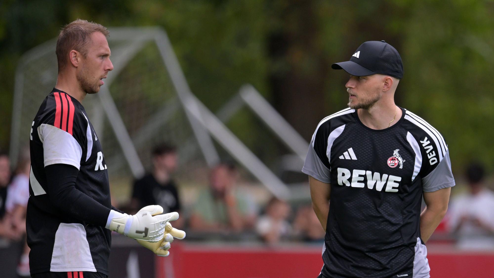 06.08.2026, xophax, Fussball 1.Bundesliga, 1.FC Koeln Training am Geissbockheim des 1.FC Köln. Platz 1.Fans. Marvin Schwäbe 1.FC Köln , links und Trainer Rene Wagner, rechts 1.FC Köln Köln *** August 6, 2026, xophax, Soccer, Bundesliga 1, 1. FC Köln Training at the Geissbockheim, home of 1. FC Köln, Field 1, Fans: Marvin Schwäbe 1. FC Köln, left and Coach Rene Wagner 1. FC Köln, right, Cologne