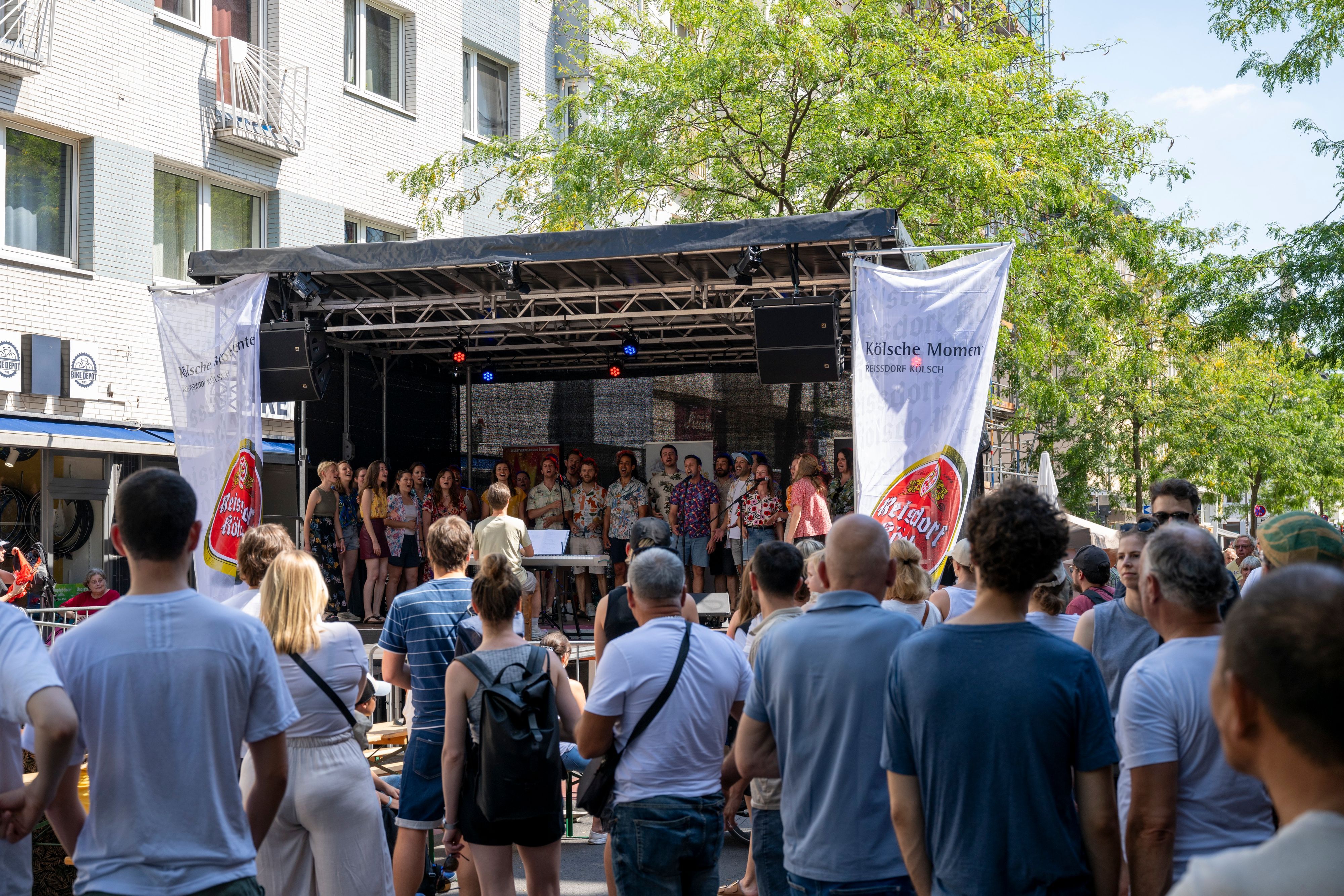 Besuchende beim Straßenfest Ehrenfeld.