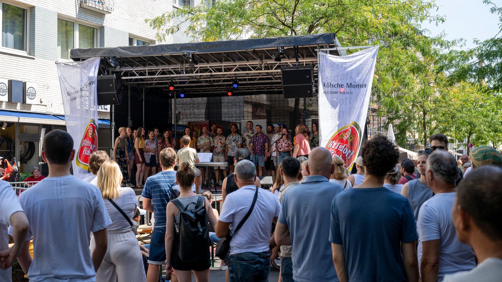Besuchende beim Straßenfest Ehrenfeld.