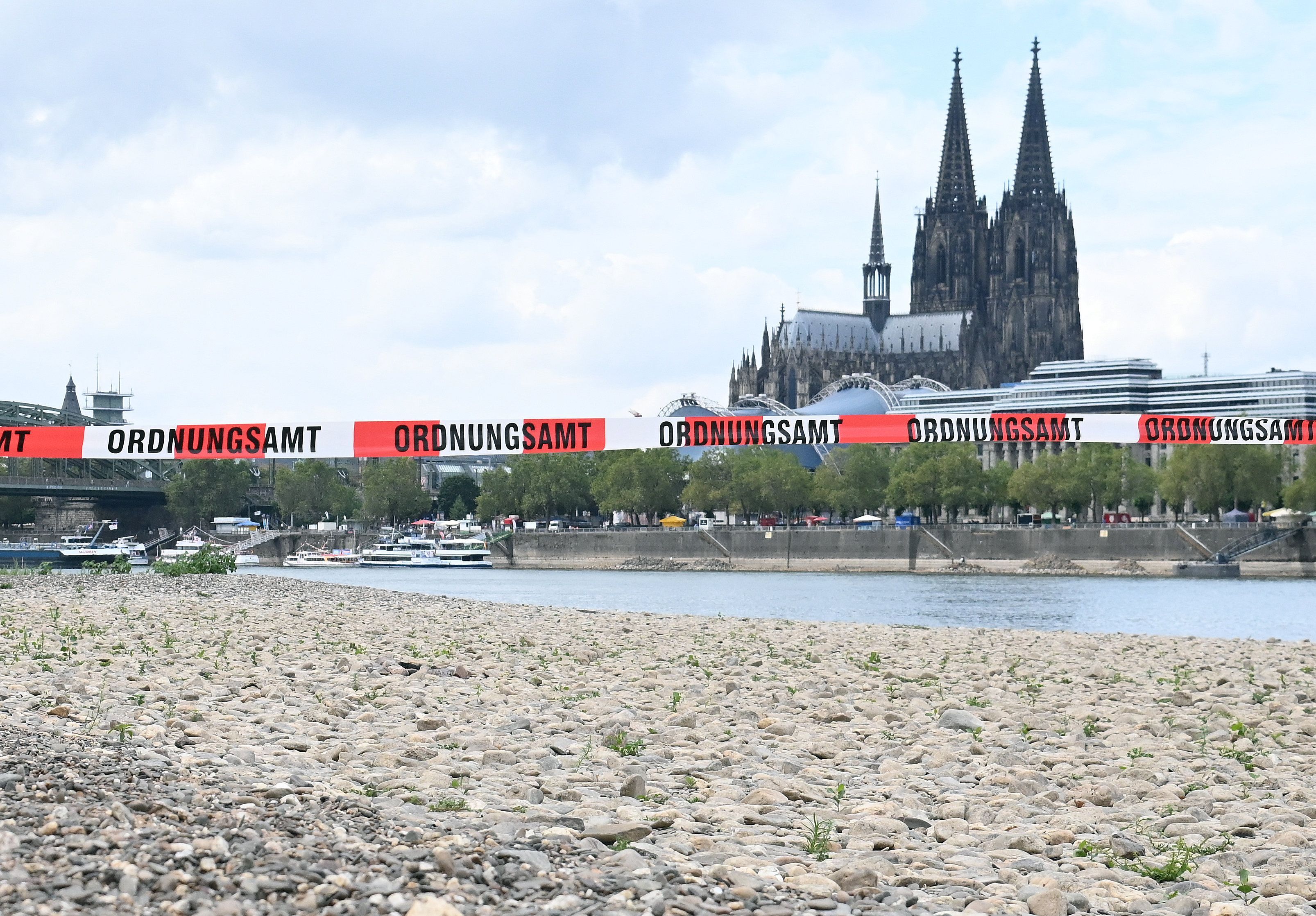 Absperrband vor dem Rhein. Blick auf den Kölner Dom.
