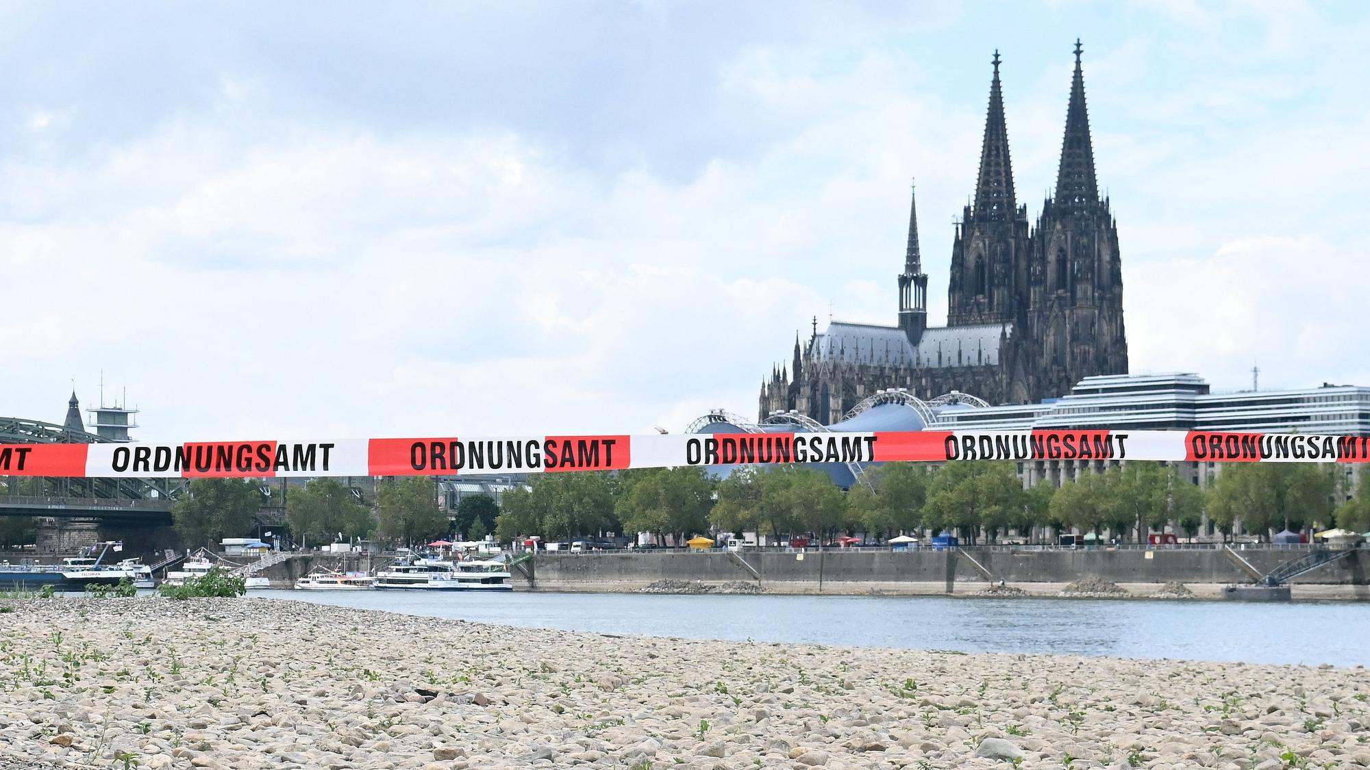 Absperrband vor dem Rhein. Blick auf den Kölner Dom.