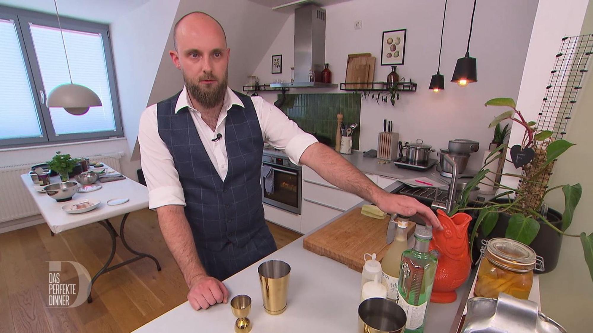 Frederik mixt den Begrüßungs-Drink für seine Gäste natürlich selbst.
(Bild: RTL)