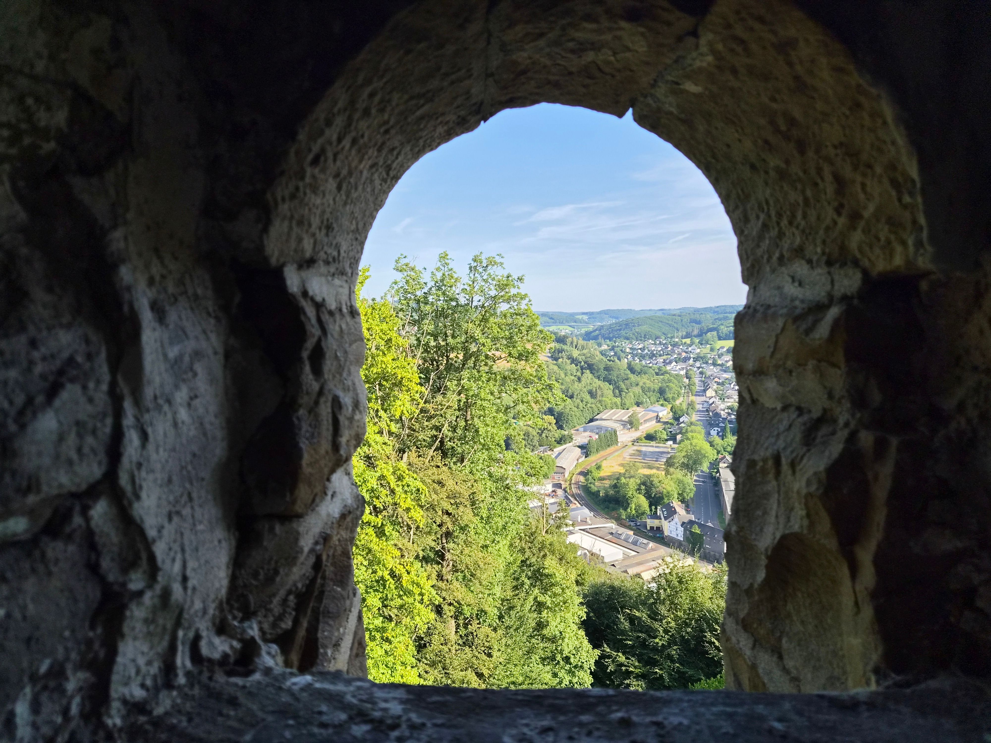 Blick ins Tal durch ein Fenster des Turms.