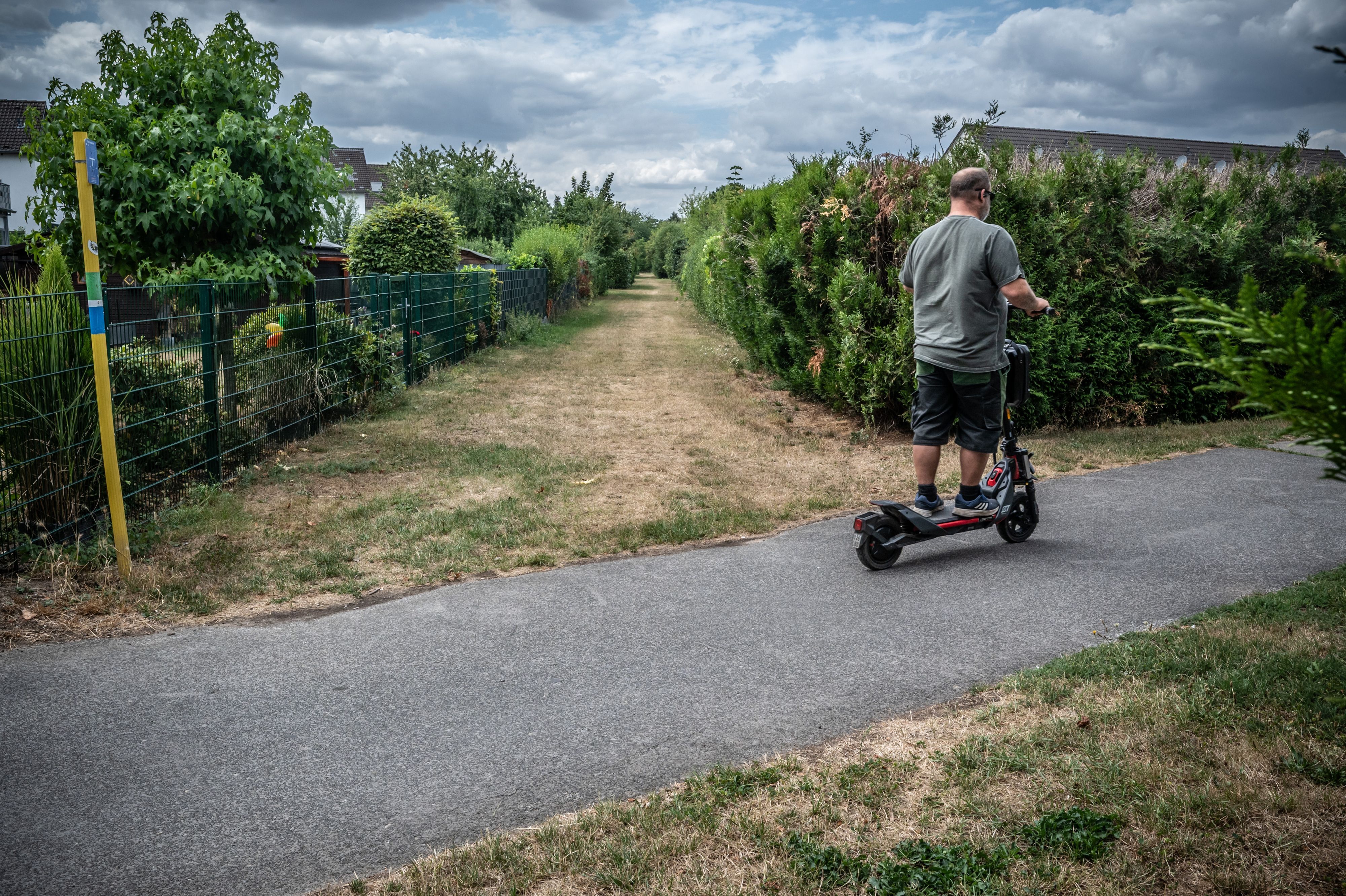Rheindorf: Die Trasse, die für die Rad-Komfortroute freigehalten worden ist. Bild: Ralf Krieger