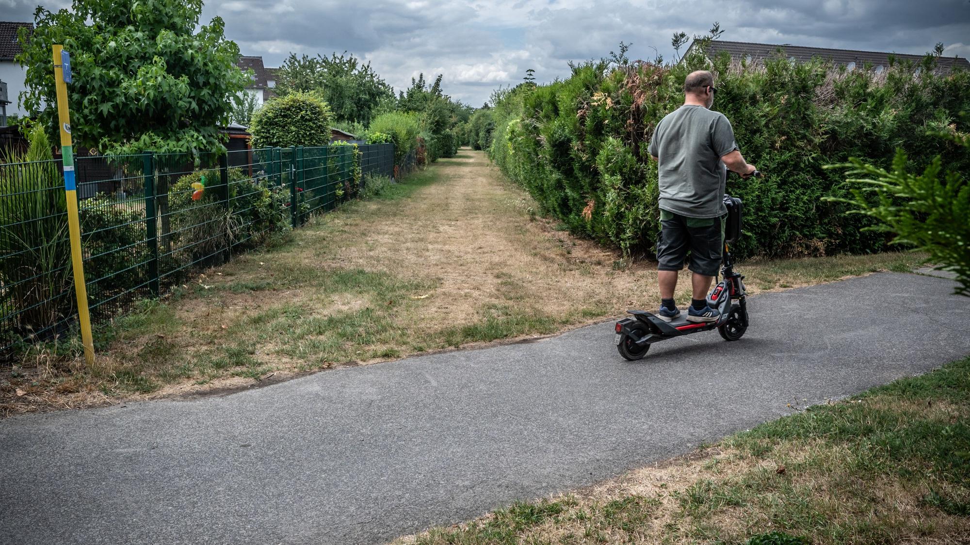 Rheindorf: Die Trasse, die für die Rad-Komfortroute freigehalten worden ist. Bild: Ralf Krieger