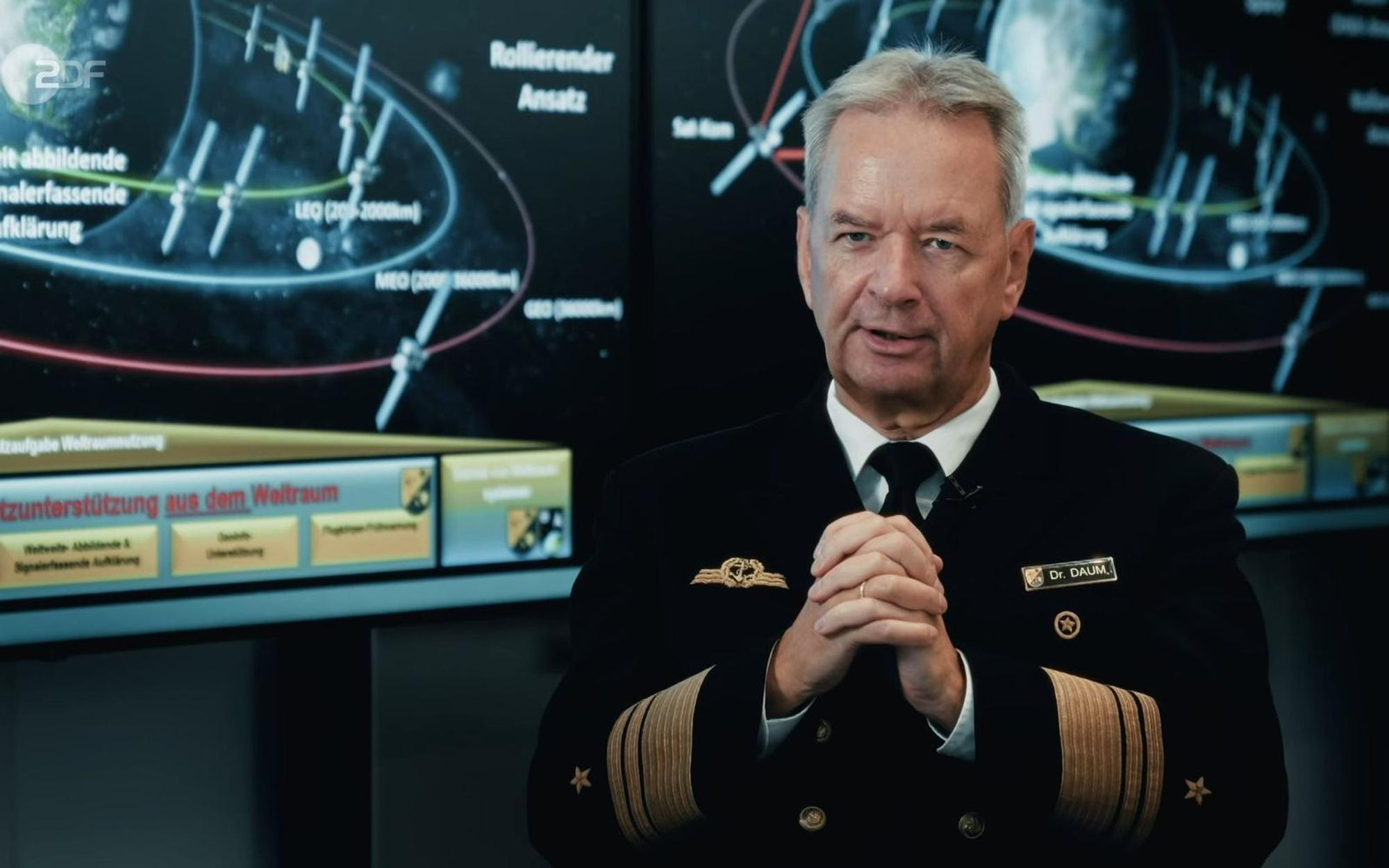 Vizeadmiral Thomas Daum sagt: „Wenn sie heute das Zeitsignal aus dem Weltraum abschalten, dann würde die Stromversorgung in Deutschland zusammenbrechen.“ (Bild: ZDF)