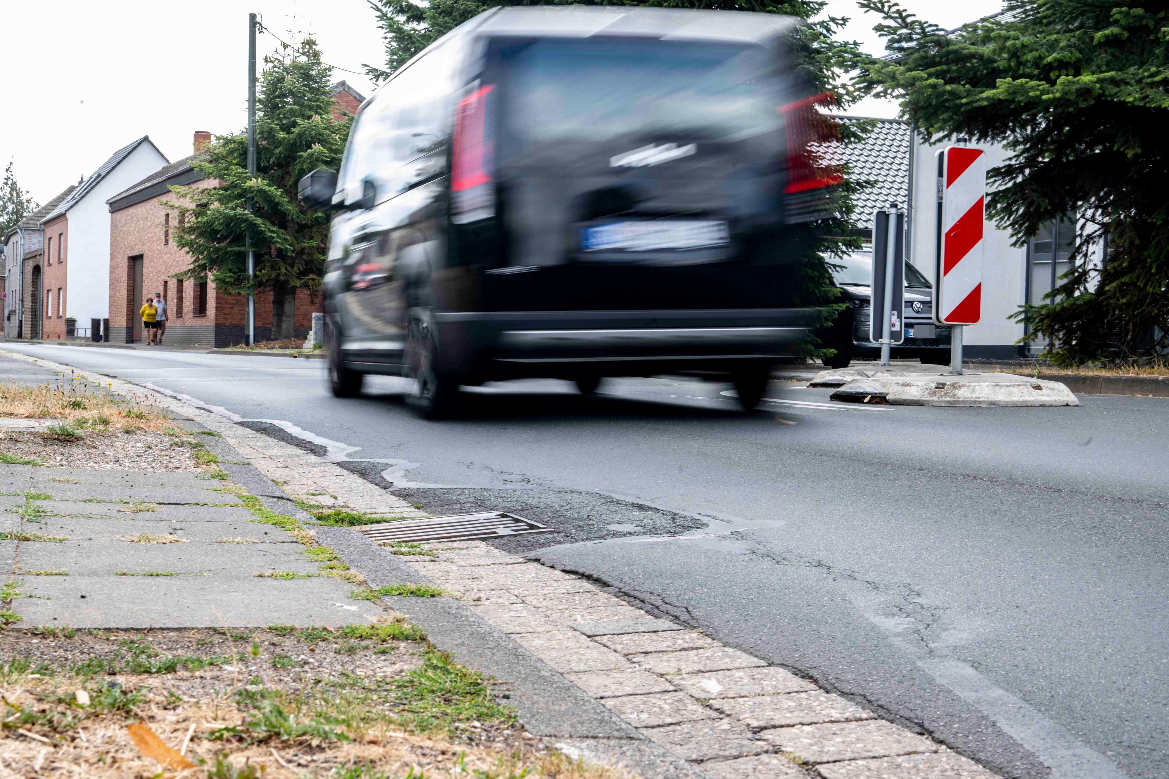 Das Bild zeigt ein Auto, das durch Palmersheim fährt. Durch die Langzeitbelichtung ist es verschwommen.