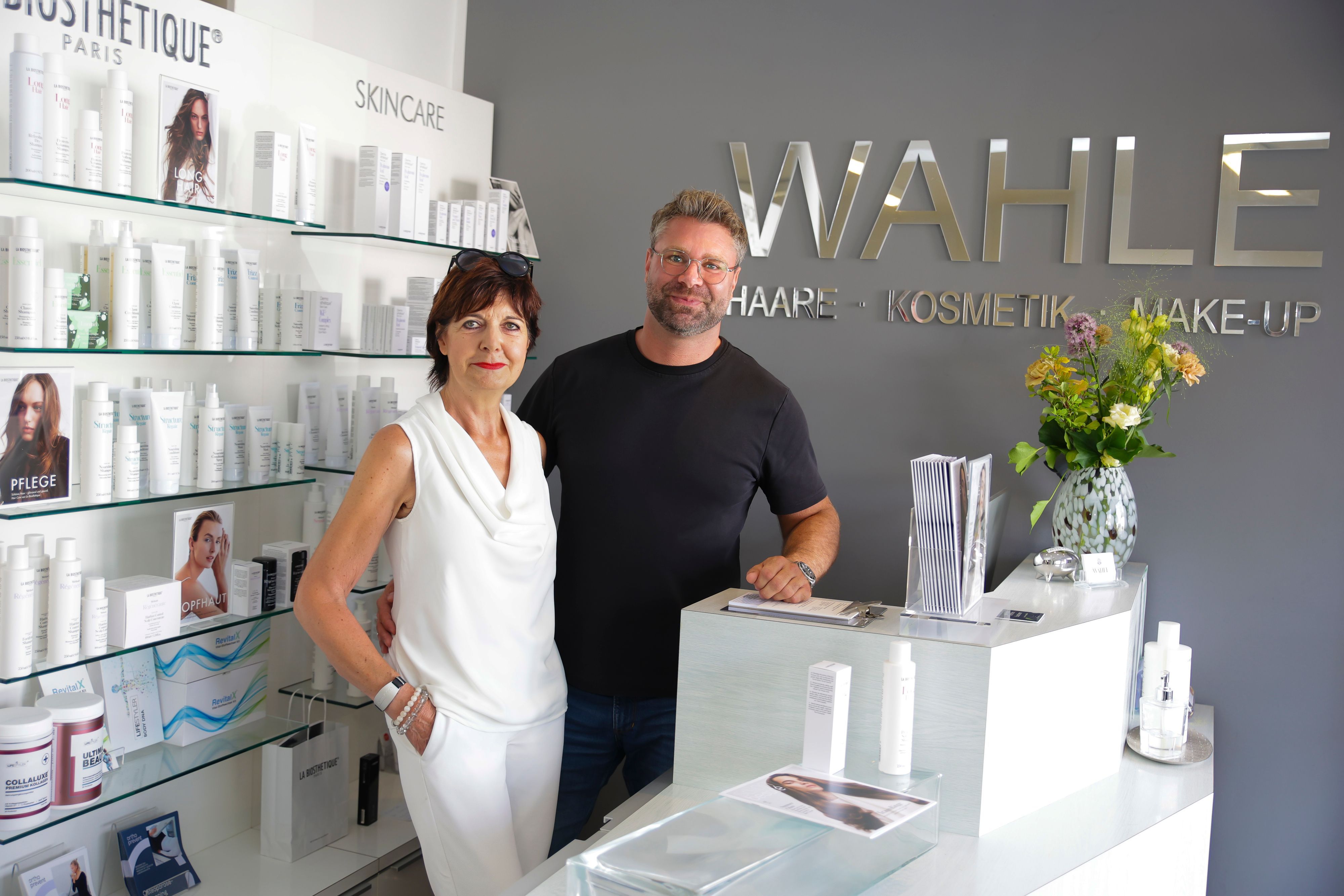 Gudrun Wahle (in 4. Generation aktiv) mit Sohn René Wahle. Der Friseursalon besteht seit 1885.